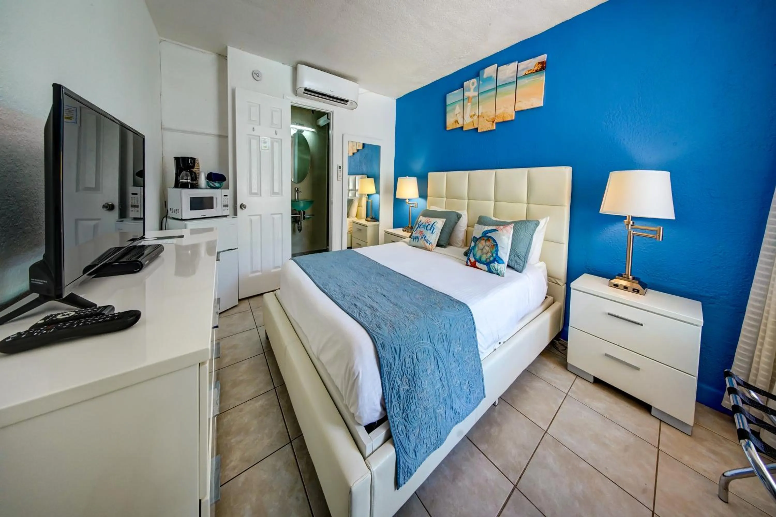 Bedroom, Bed in Castle by the Sea Motel