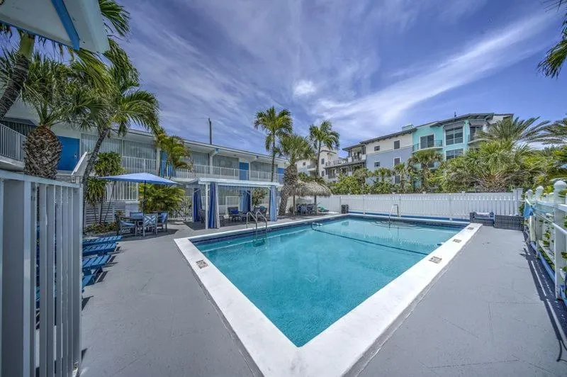 Swimming pool in Castle by the Sea Motel