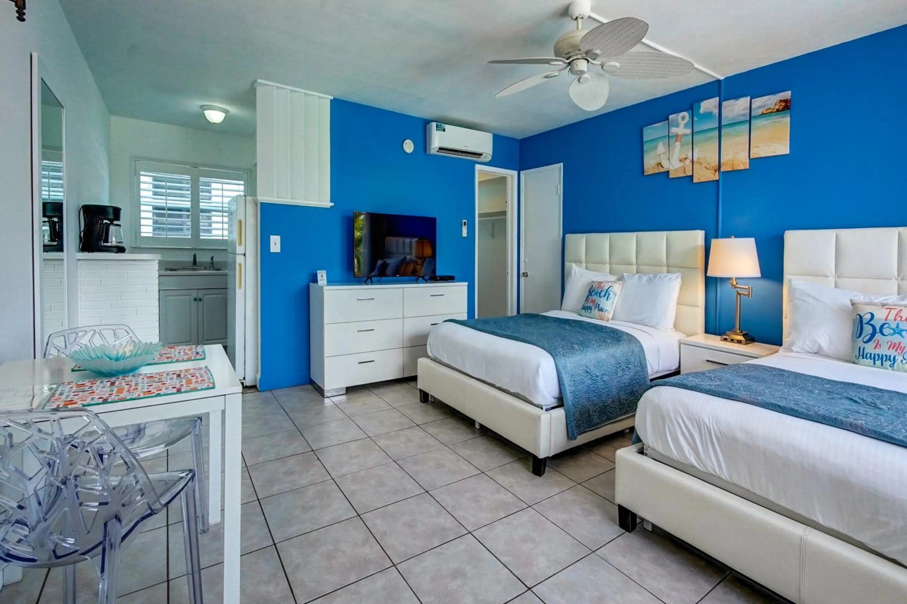 Bedroom, Bed in Castle by the Sea Motel