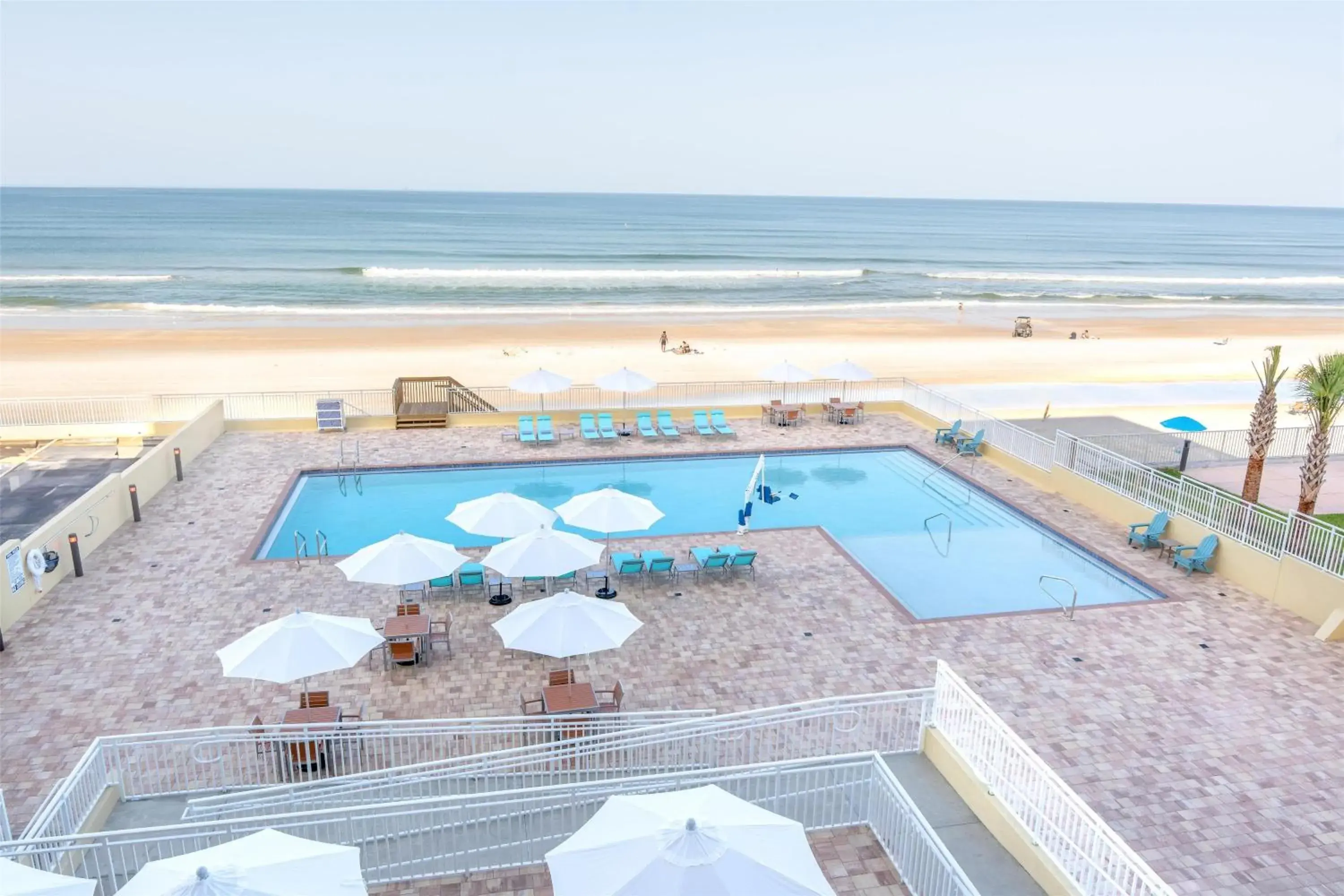 Swimming pool in Hyatt Place Daytona Beach-Oceanfront Swimming pool in Hyatt Place Daytona Beach-Oceanfront