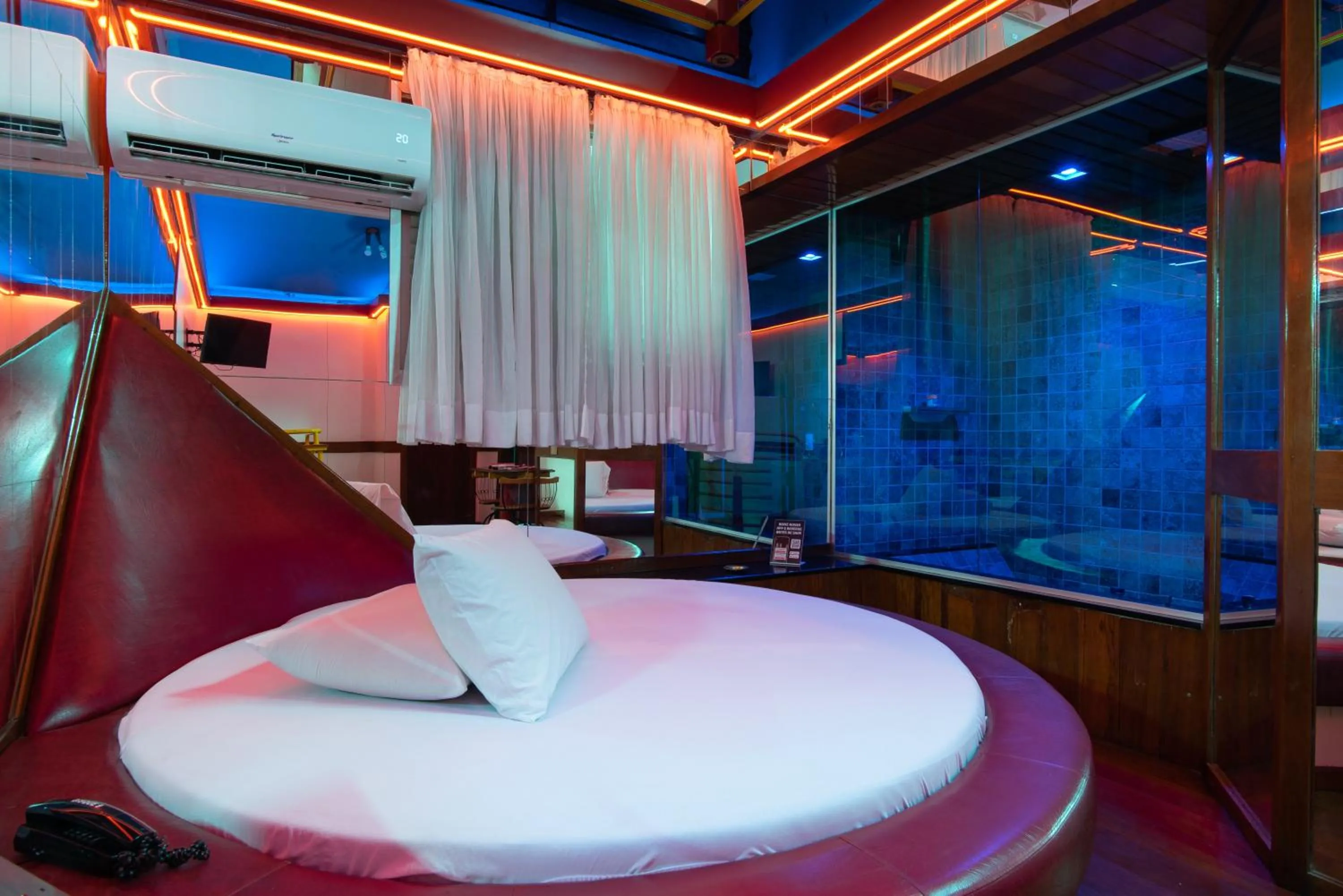 Hot Tub in Motel Fantasy 5