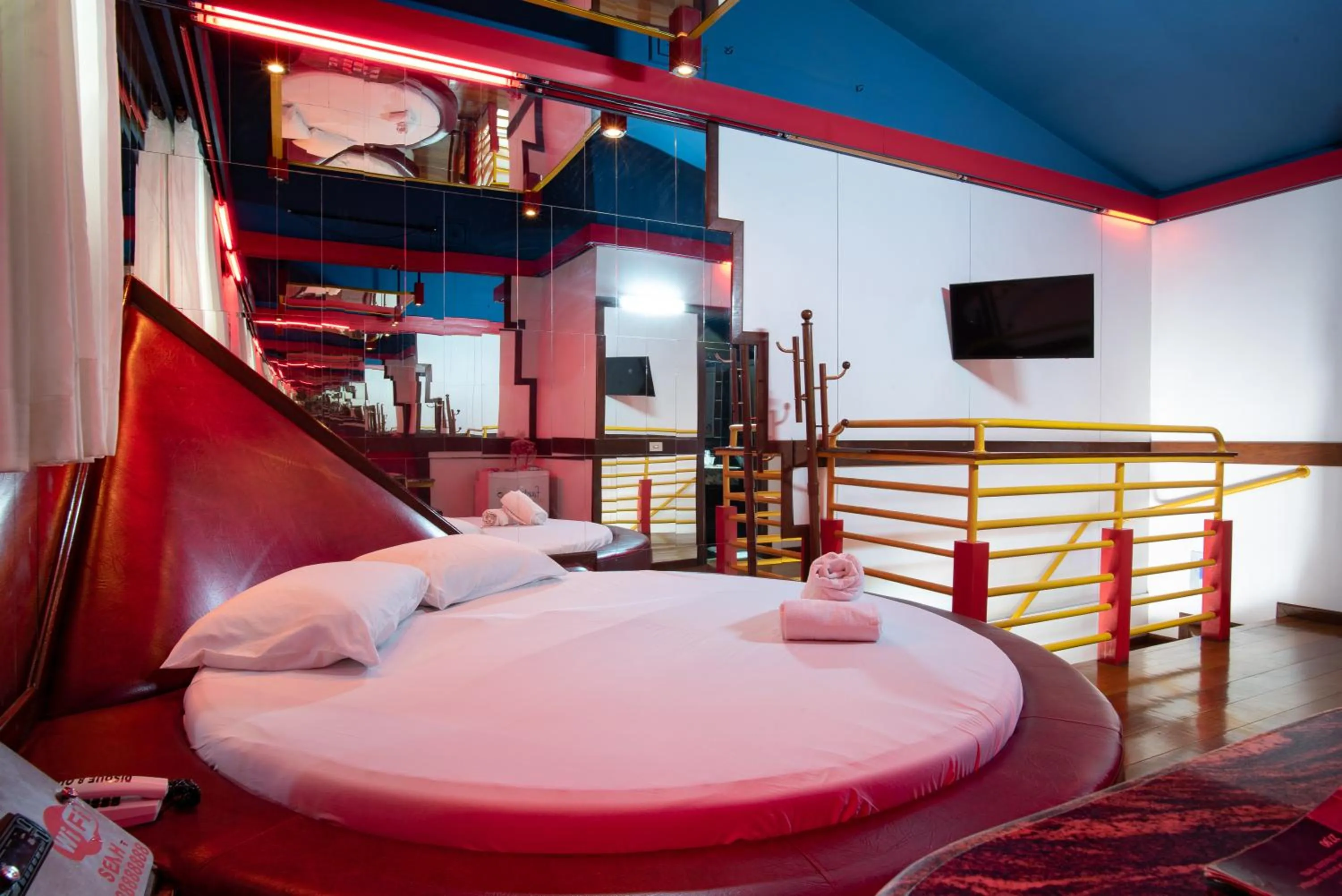 Communal lounge/ TV room, Bed in Motel Fantasy 5