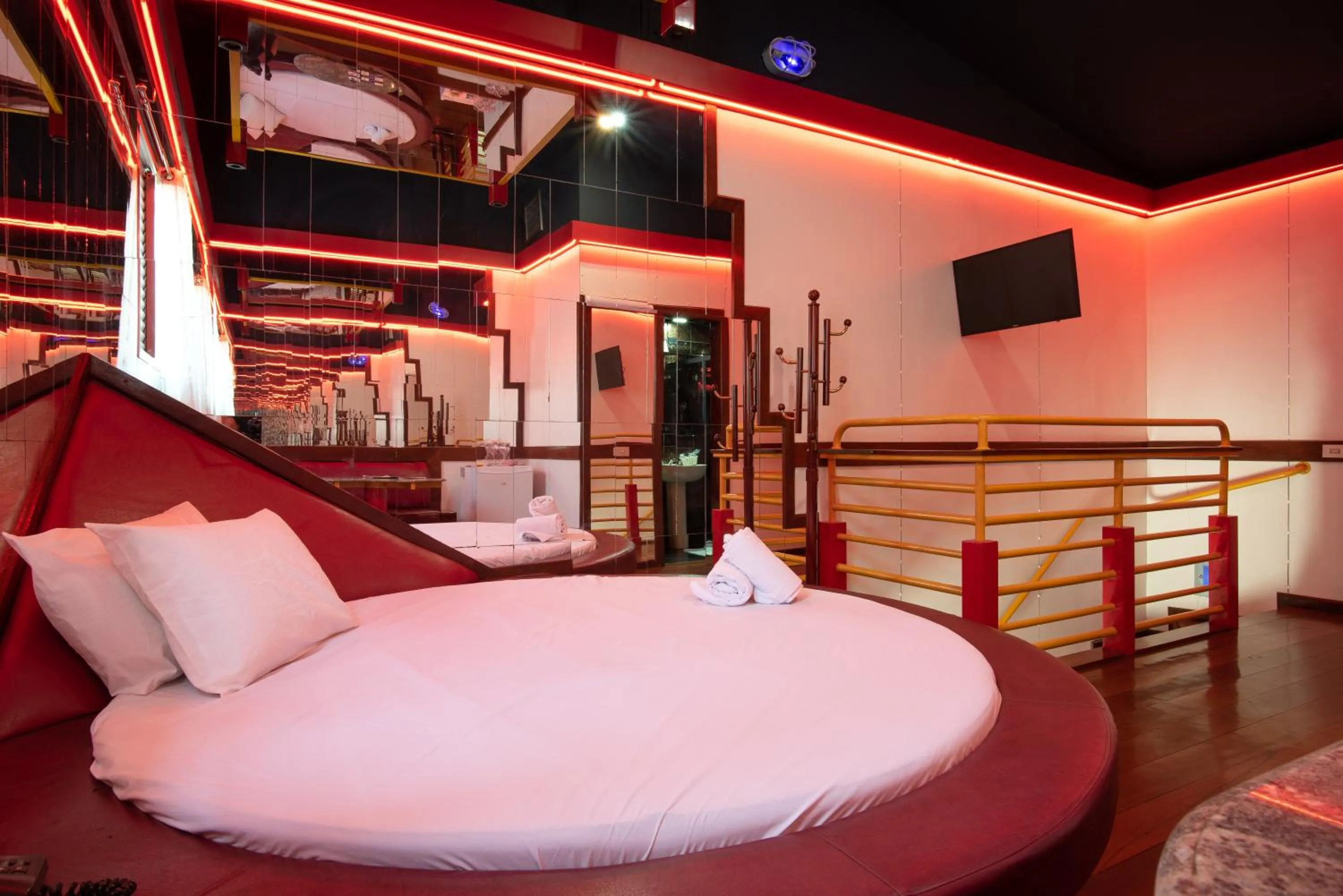 Communal lounge/ TV room, Bed in Motel Fantasy 5