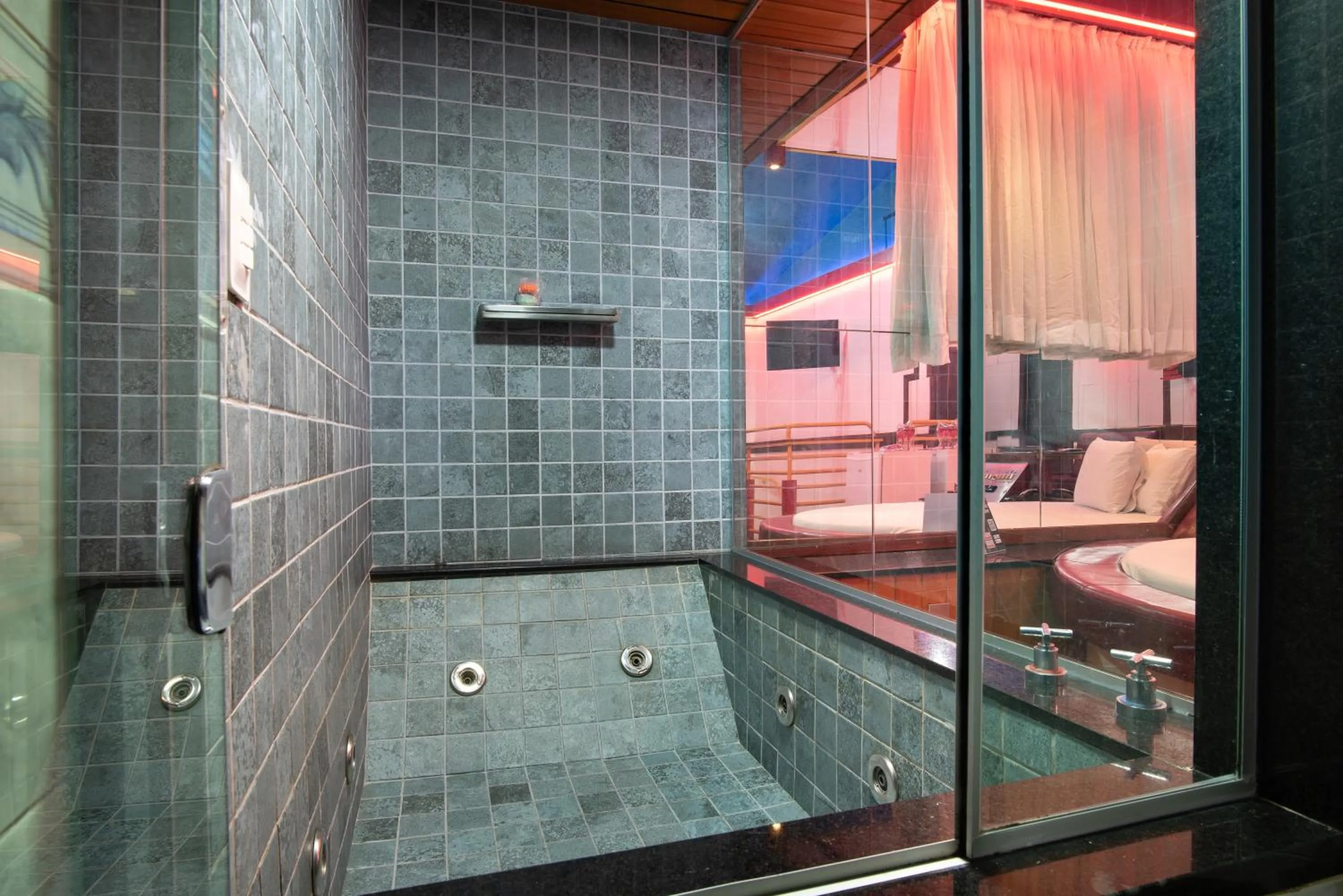 Hot Tub in Motel Fantasy 5