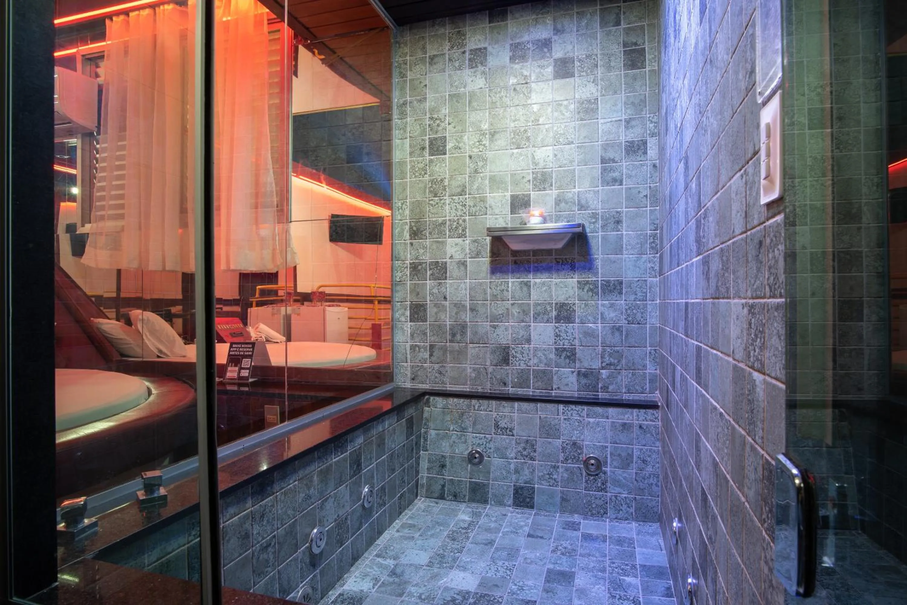 Hot Tub in Motel Fantasy 5