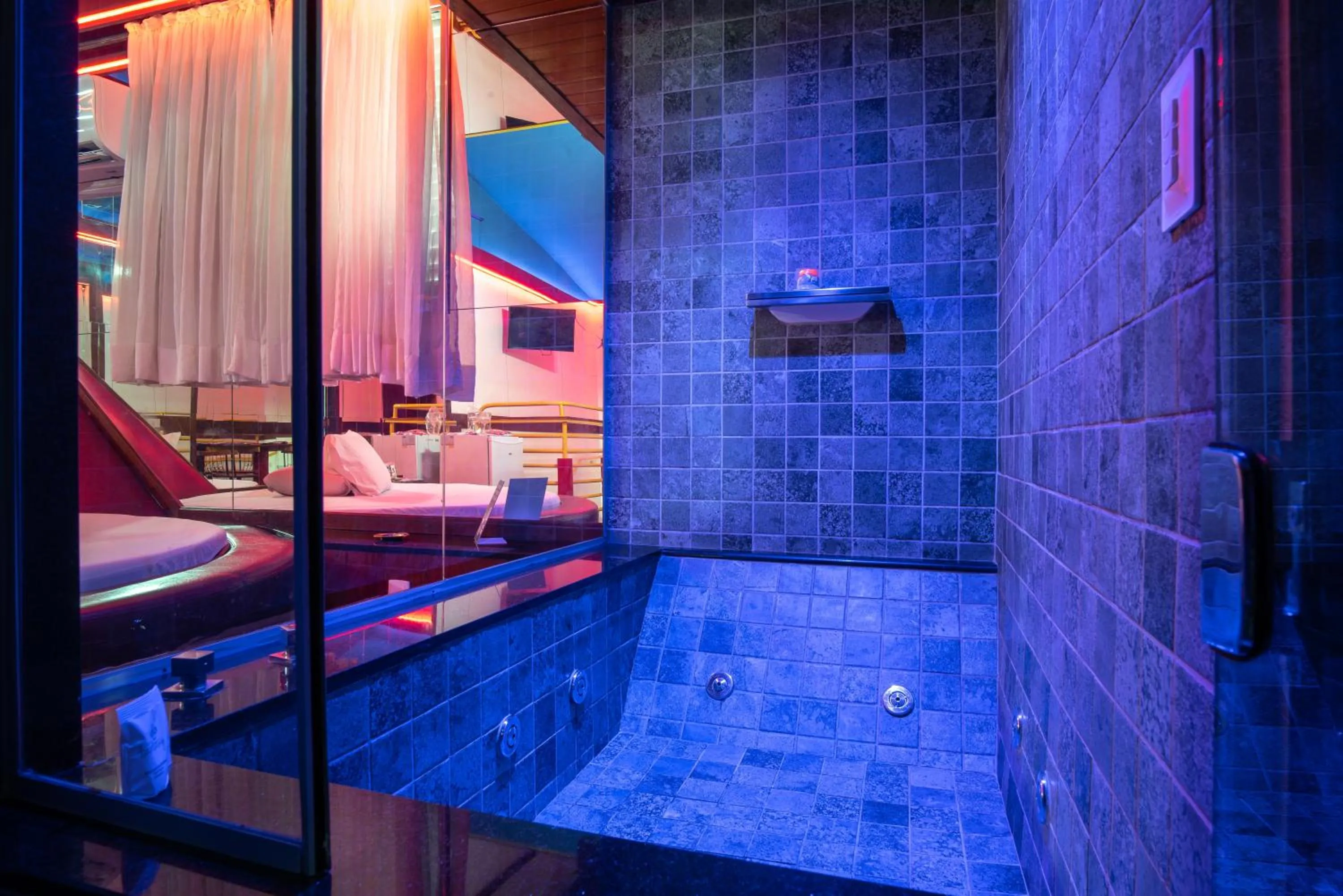Hot Tub in Motel Fantasy 5