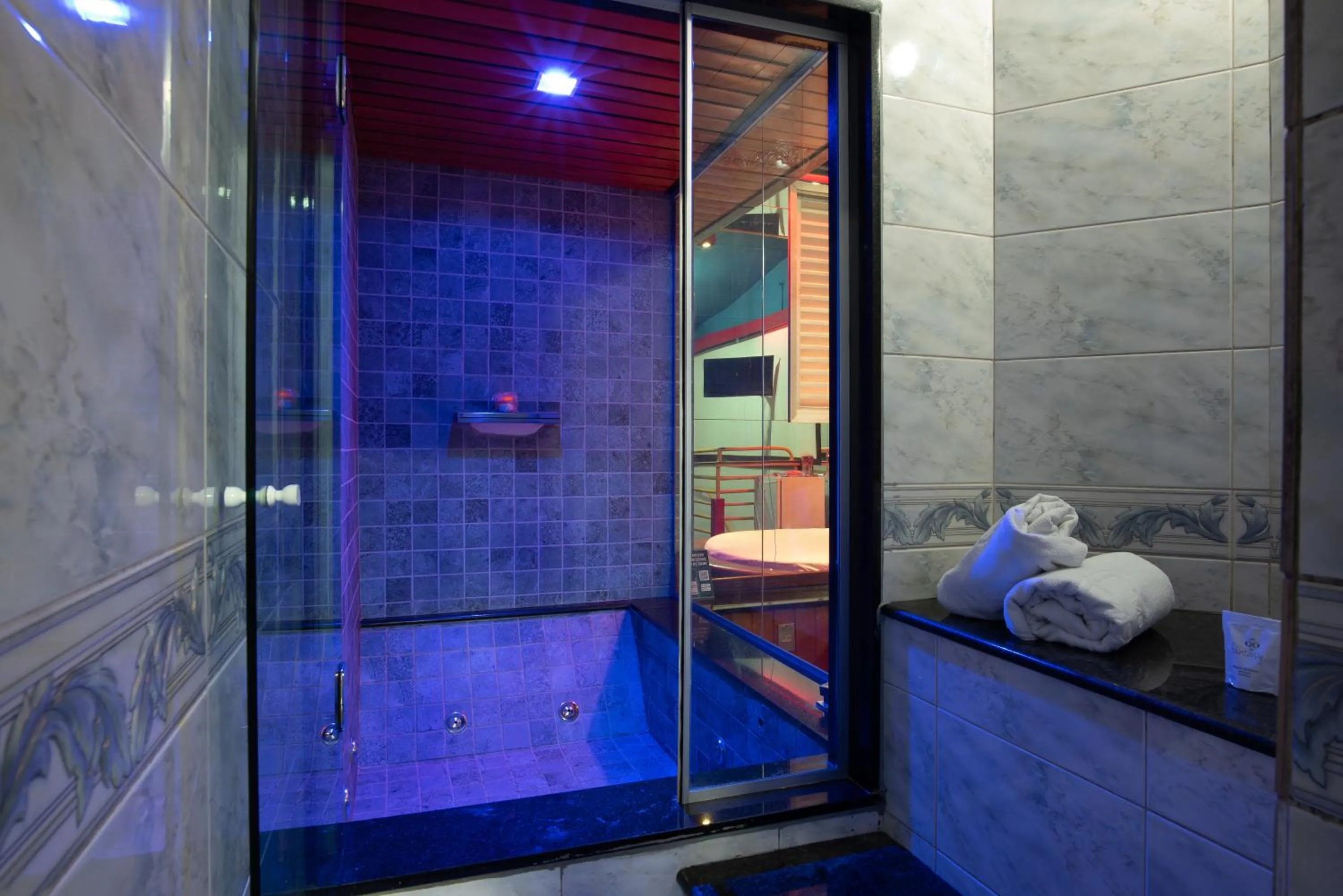 Hot Tub in Motel Fantasy 5