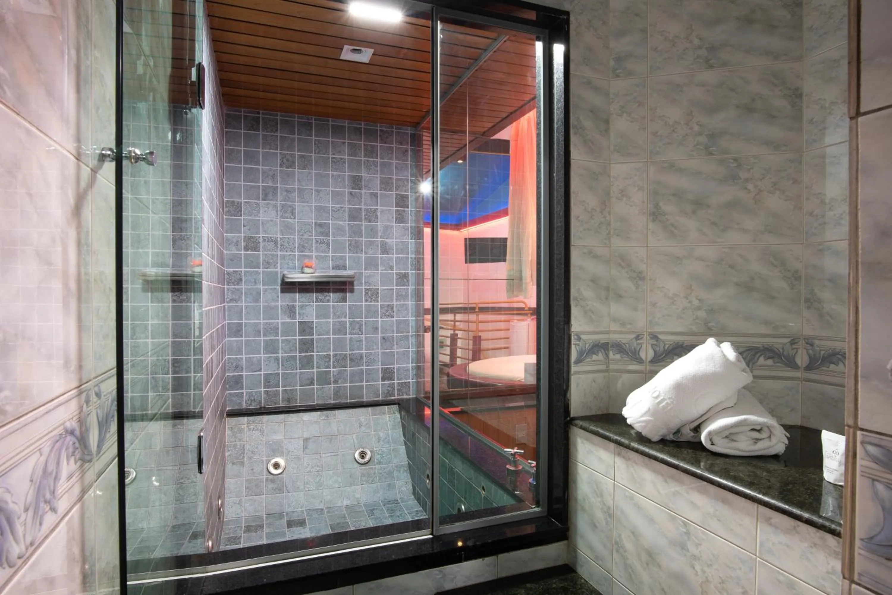 Hot Tub in Motel Fantasy 5