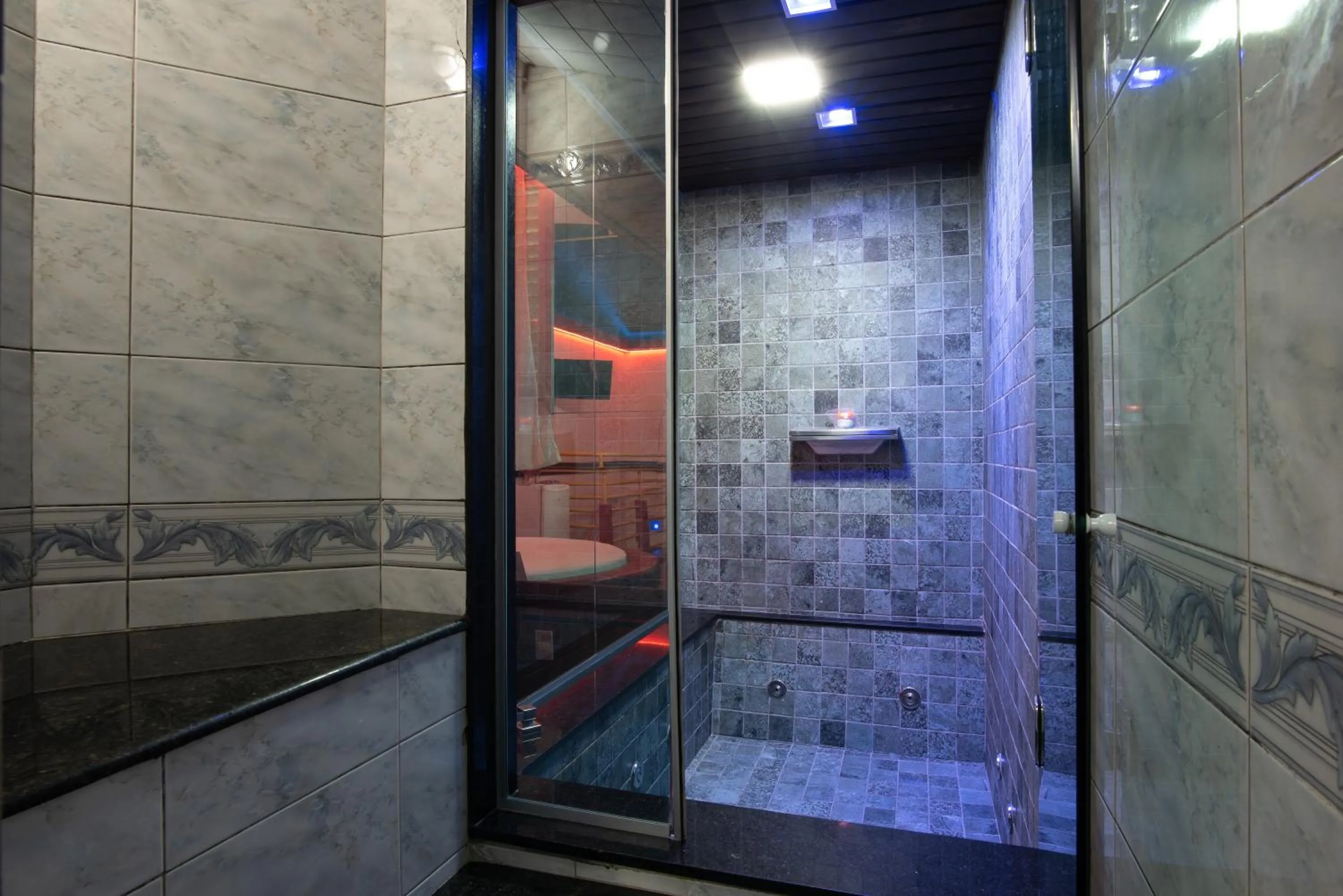 Hot Tub in Motel Fantasy 5