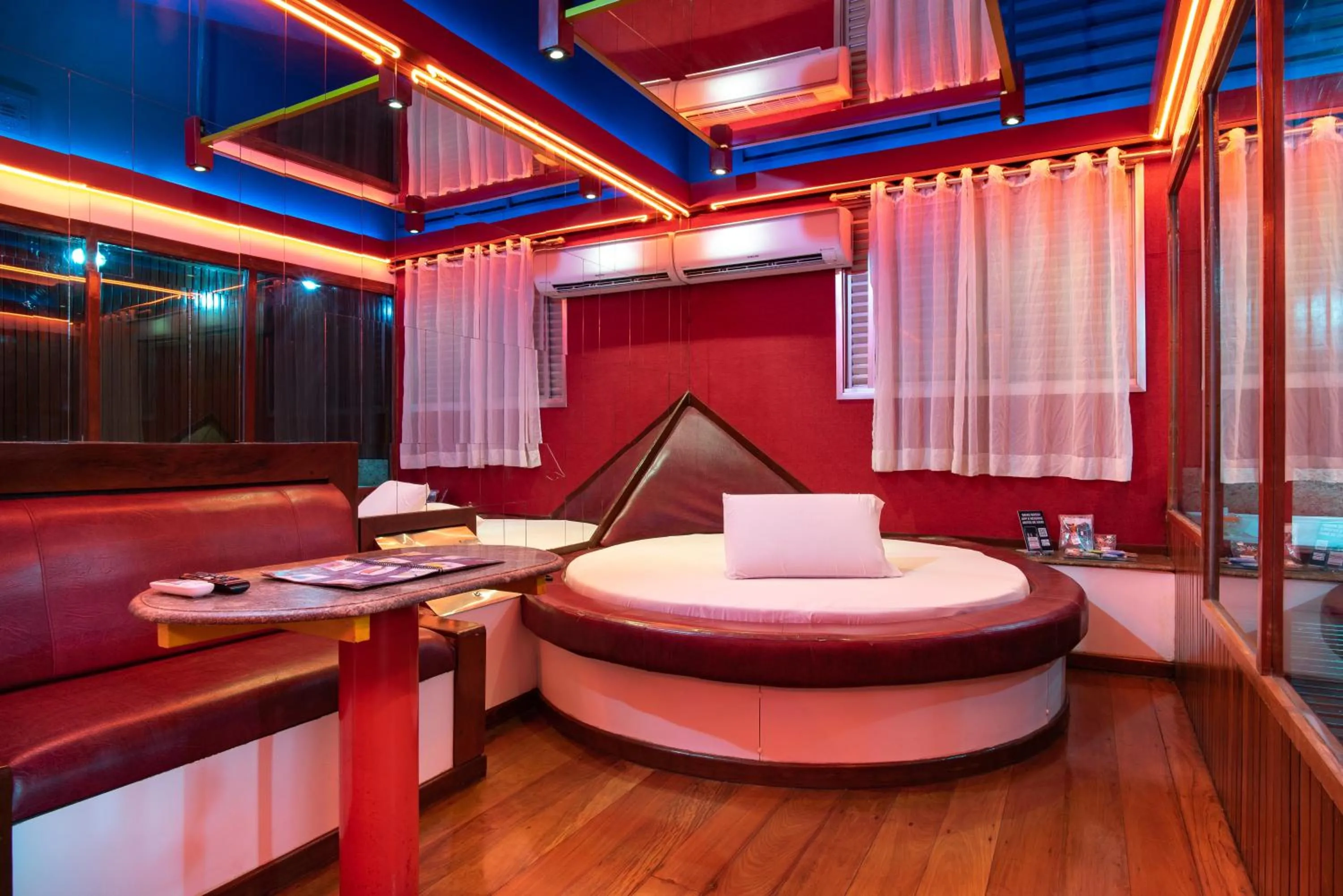 Photo of the whole room in Motel Fantasy 5