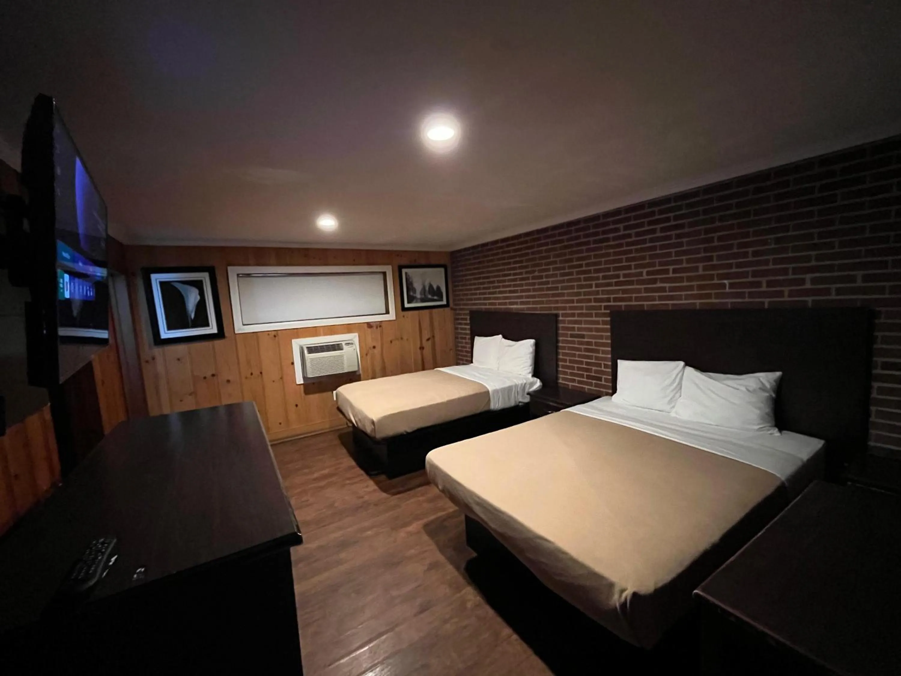 Bedroom, Bed in Richmond Motel