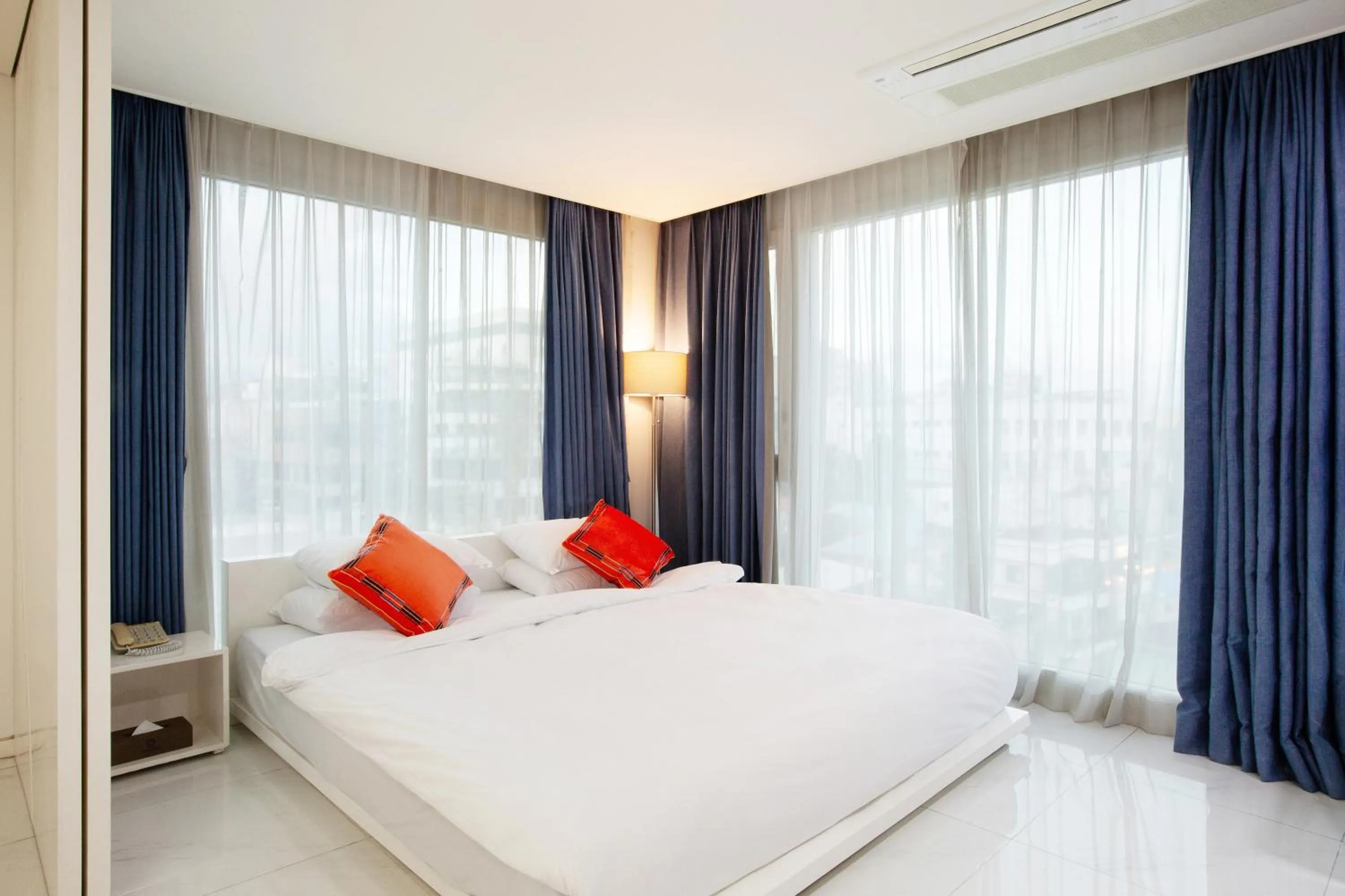 Decorative detail, Bed in Shin Shin Hotel Jeju Ocean