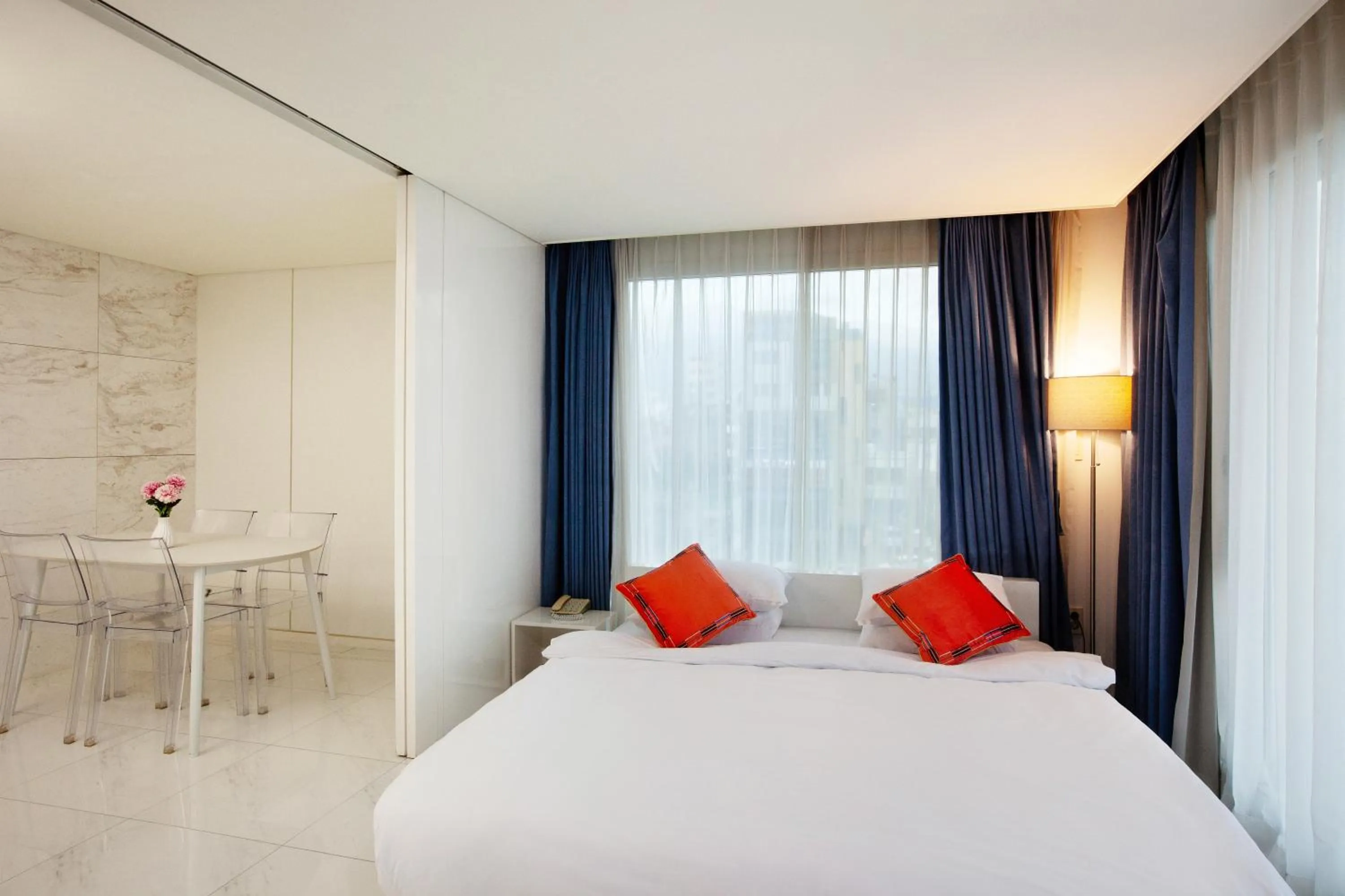 Decorative detail, Bed in Shin Shin Hotel Jeju Ocean