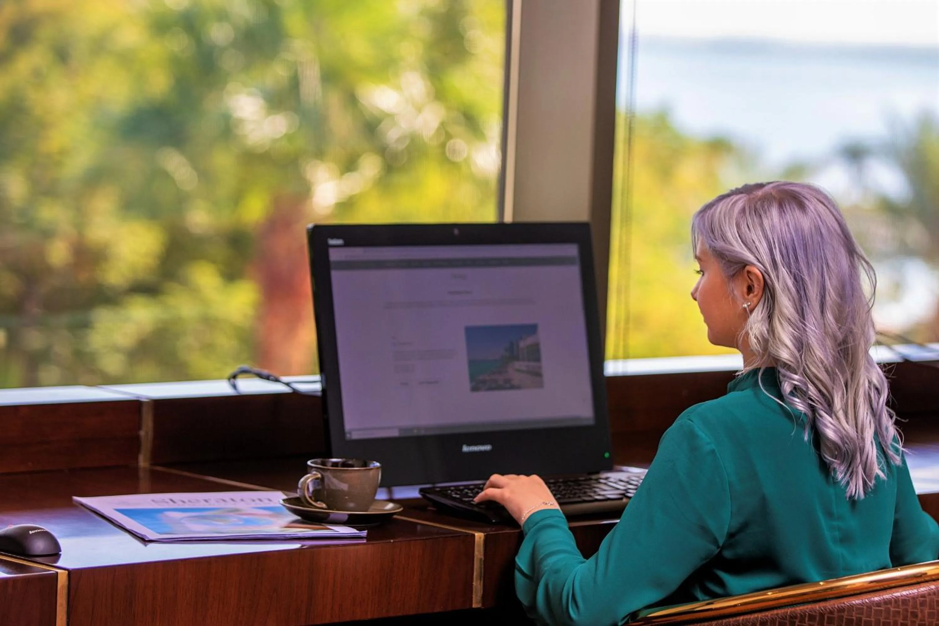 Lounge or bar in Sheraton Grand Doha Resort & Convention Hotel