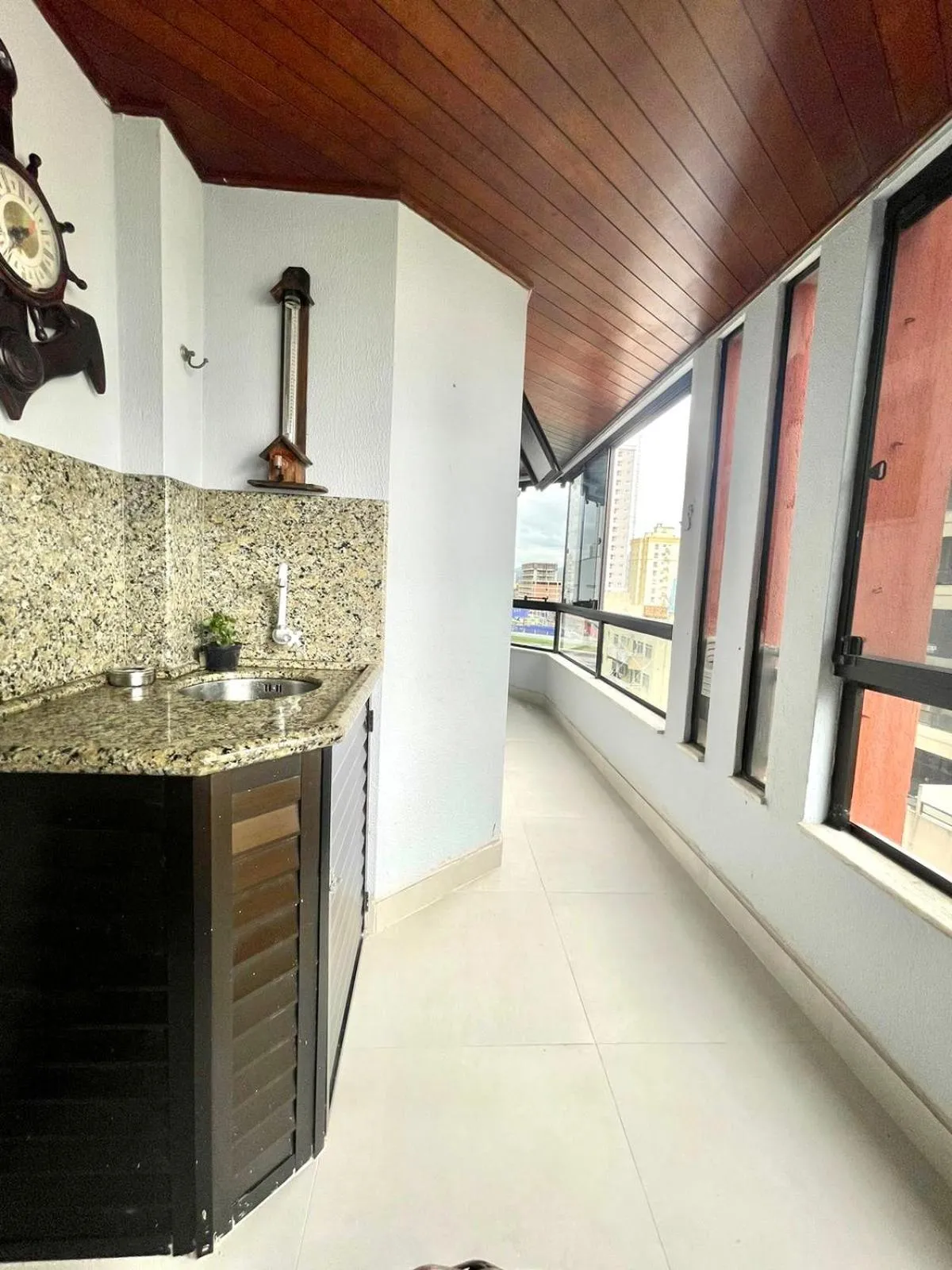 Apto 3 dorm completo - 100m Praia - Meia Praia