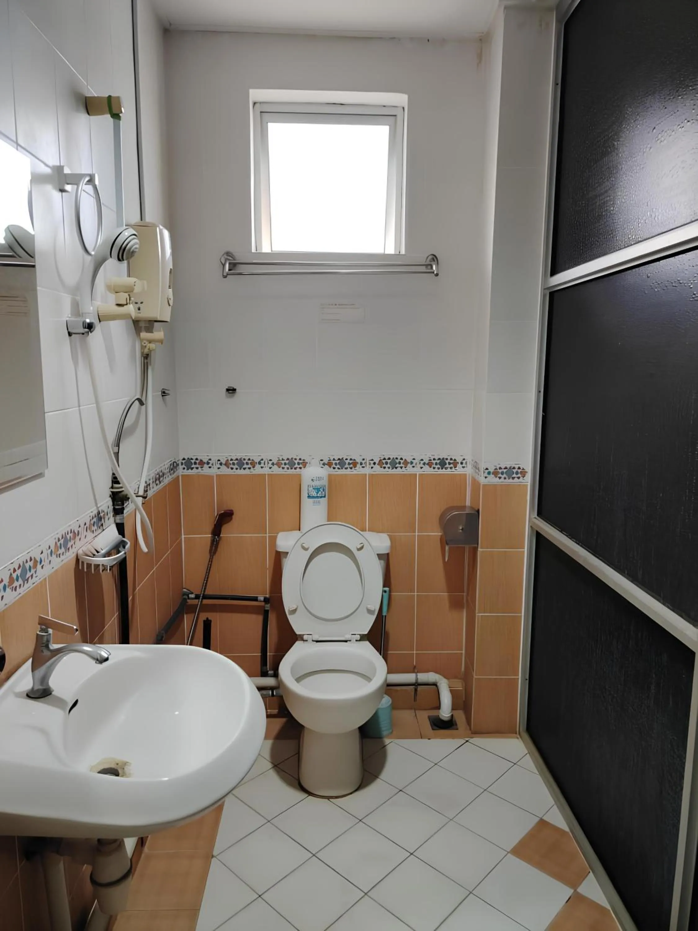 Bathroom in Natol Homestay - Kuching Home Penthouse Airport Road