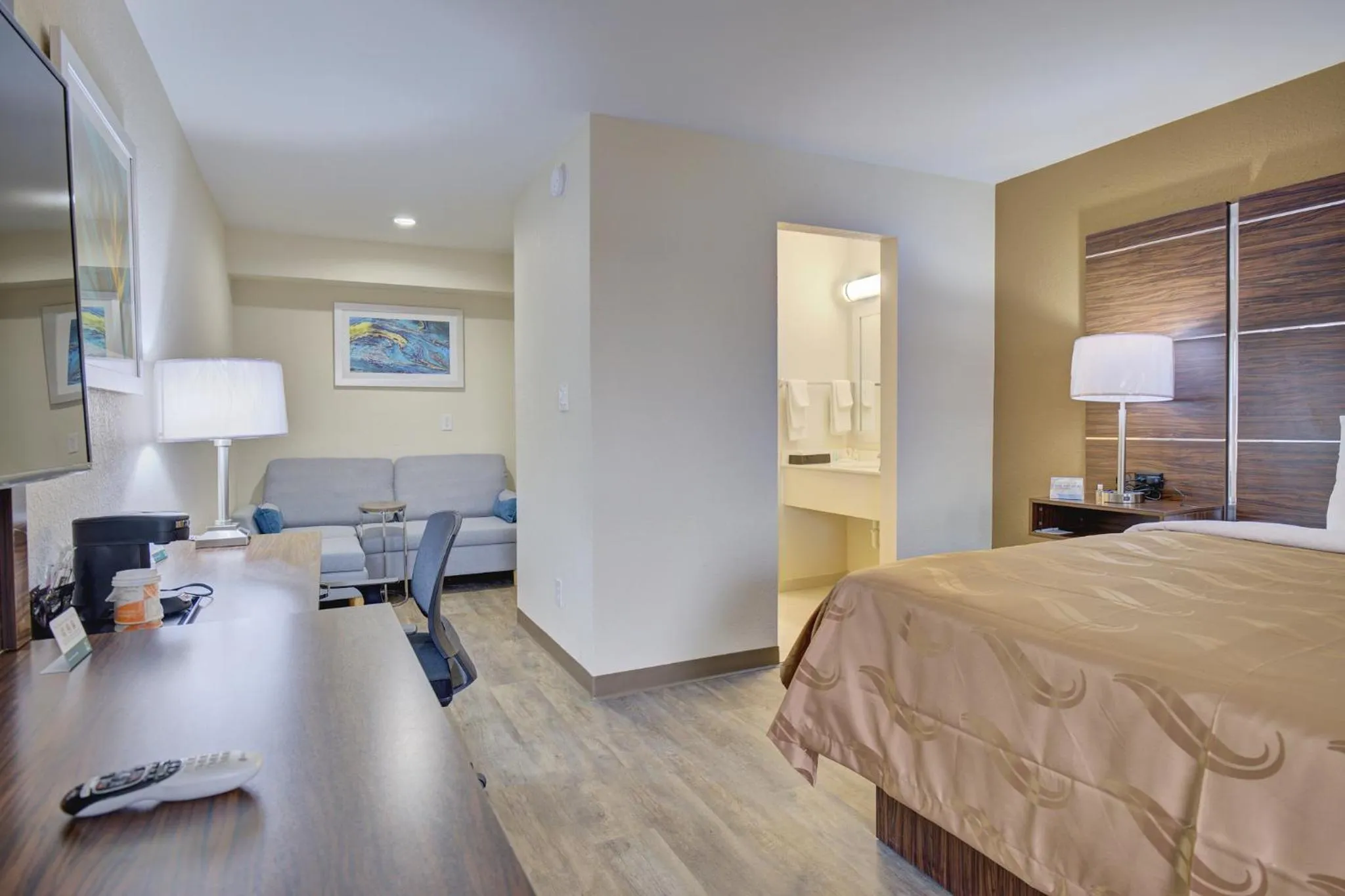 Seating area, Bed in Quality Inn & Suites