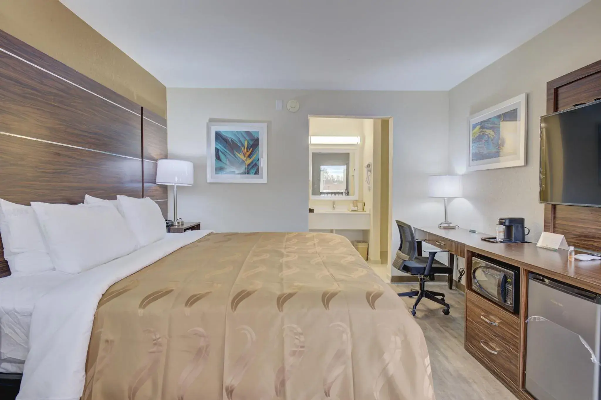 Bed in Quality Inn & Suites Bed in Quality Inn & Suites