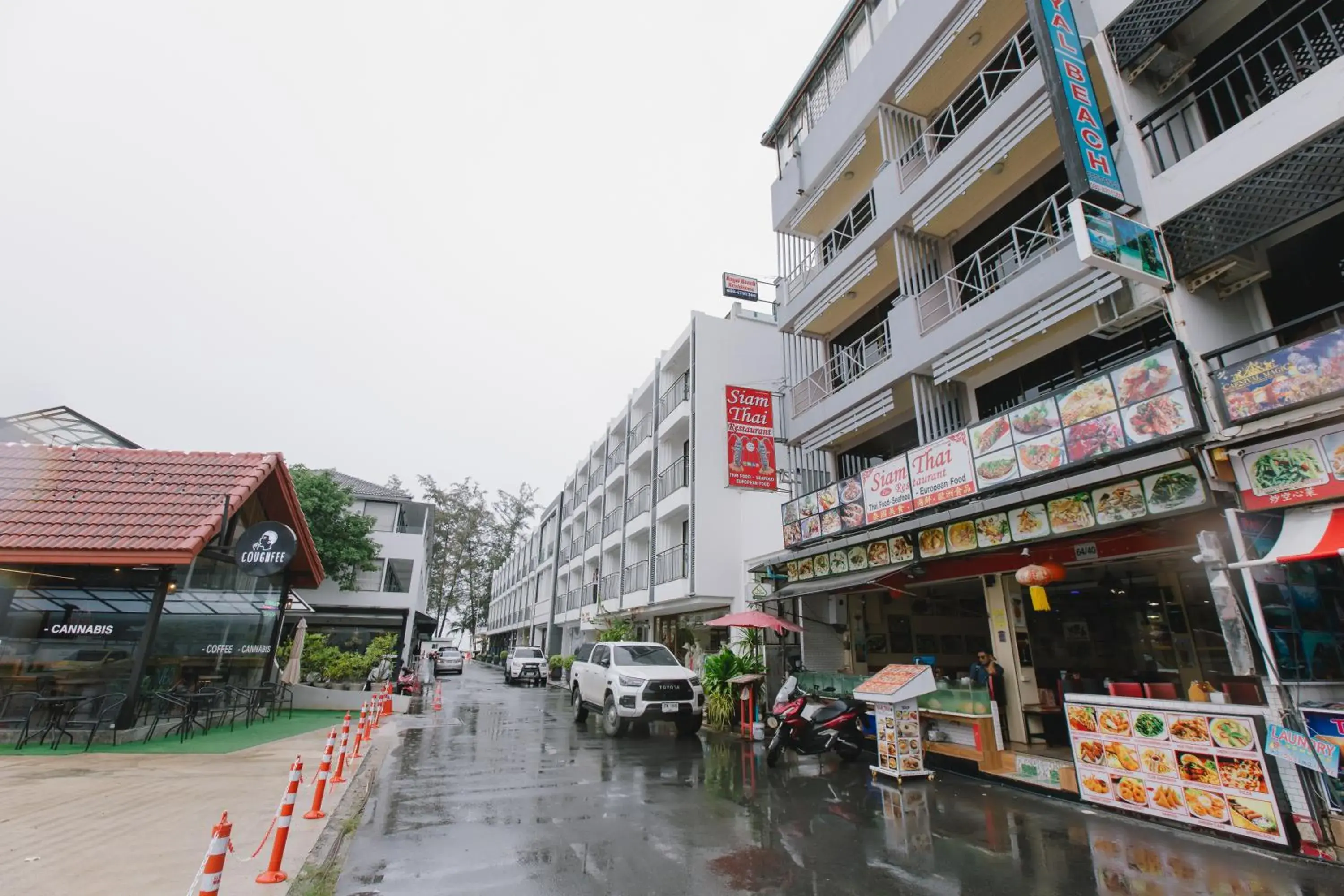 Property building in Royal Beach Residence, Patong Beach Property building in Royal Beach Residence, Patong Beach