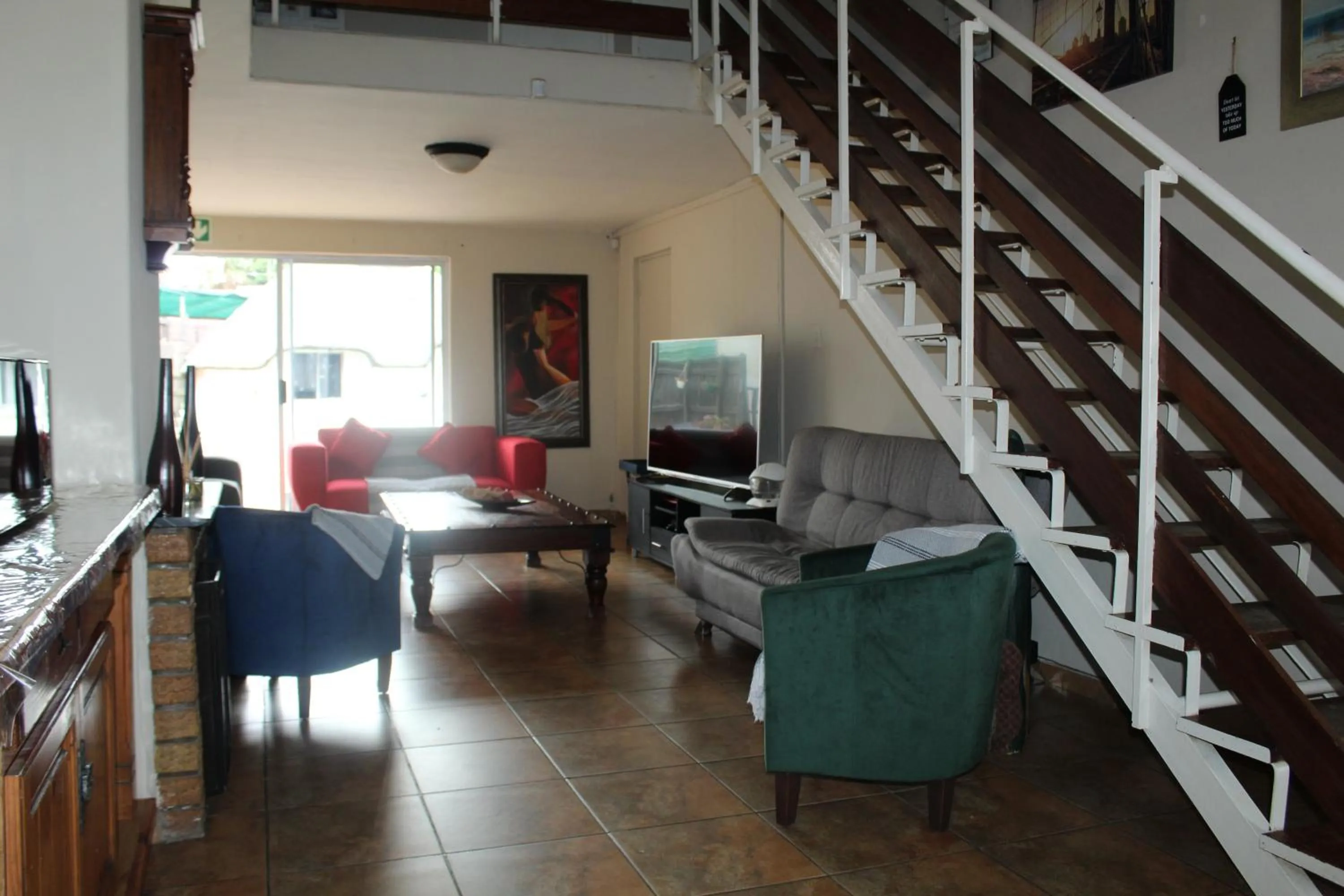 Communal lounge/ TV room in Reizigers Rusten