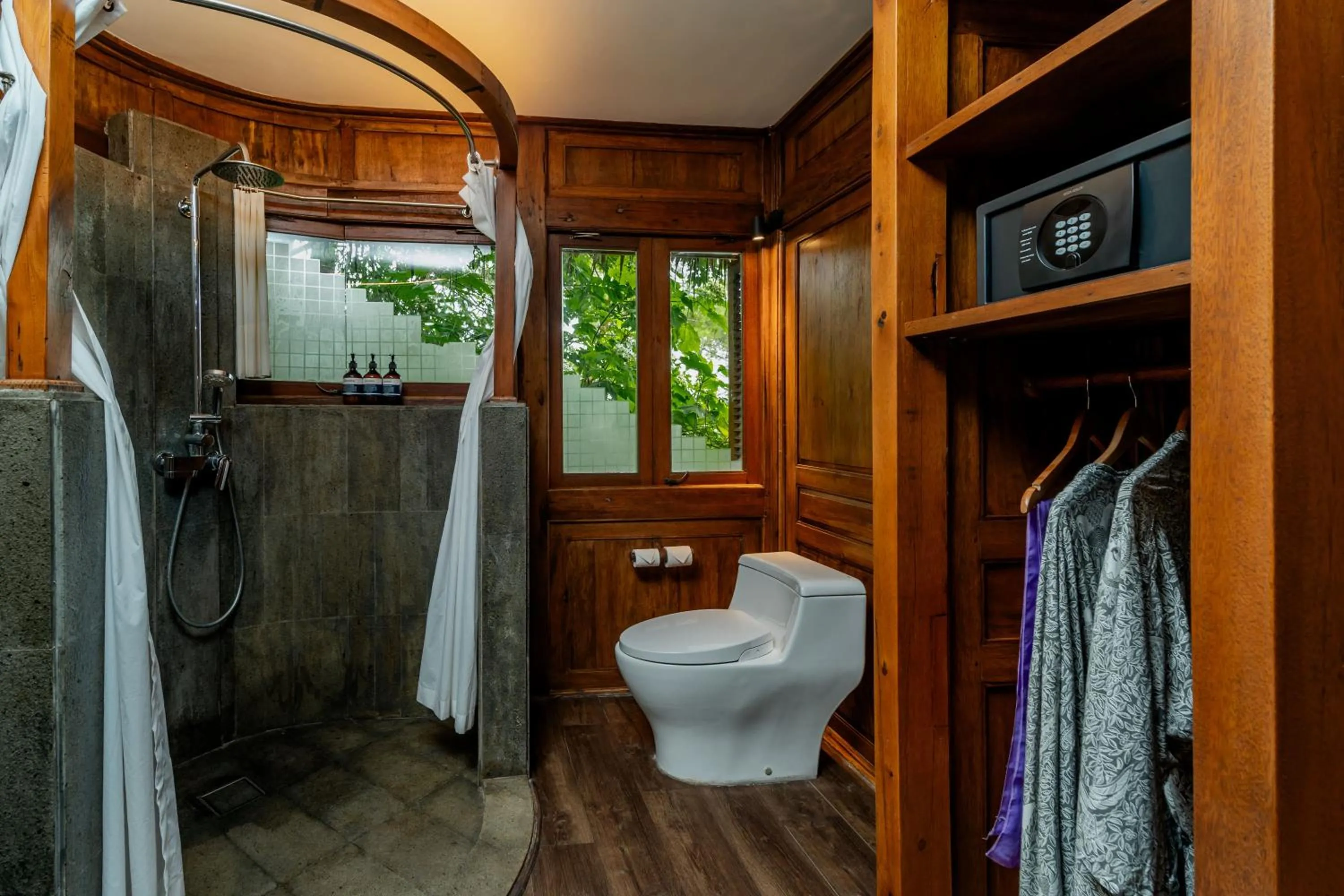Bathroom in Tira Vilagna Suites & Spa
