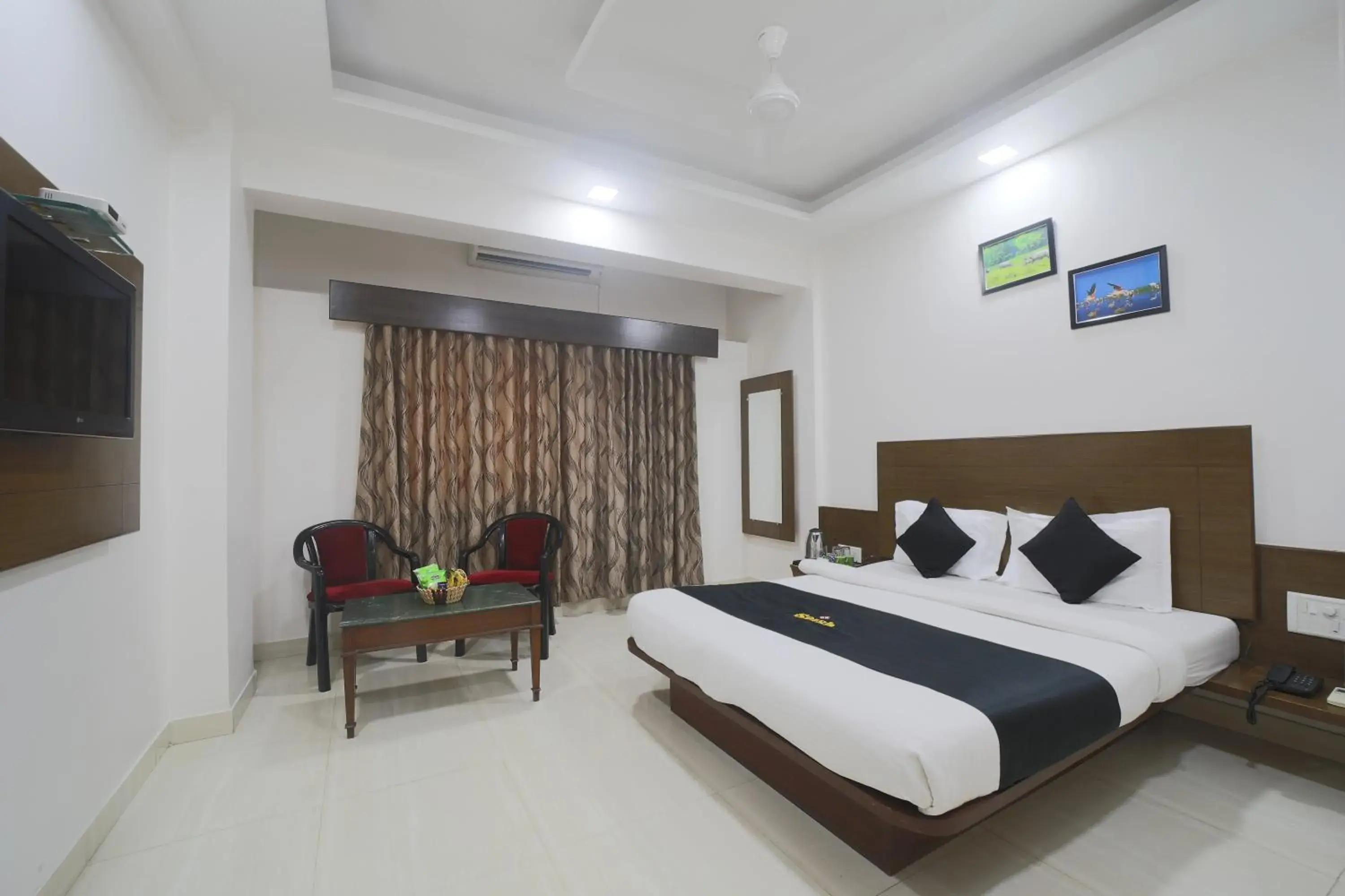 Property building, Bed in Saish Hotel Shirdi Property building, Bed in Saish Hotel Shirdi