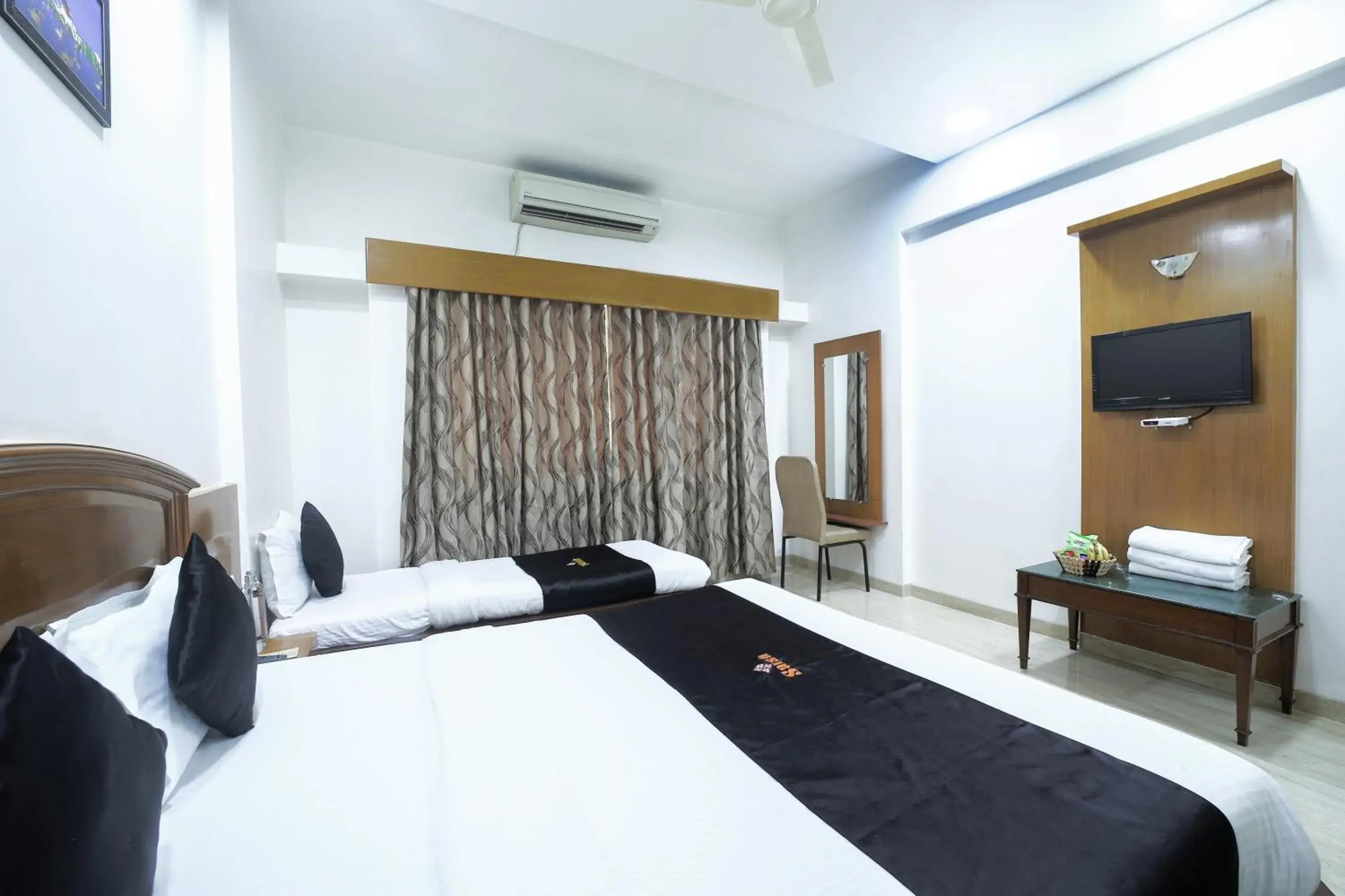 Restaurant/places to eat, Bed in Saish Hotel Shirdi Restaurant/places to eat, Bed in Saish Hotel Shirdi