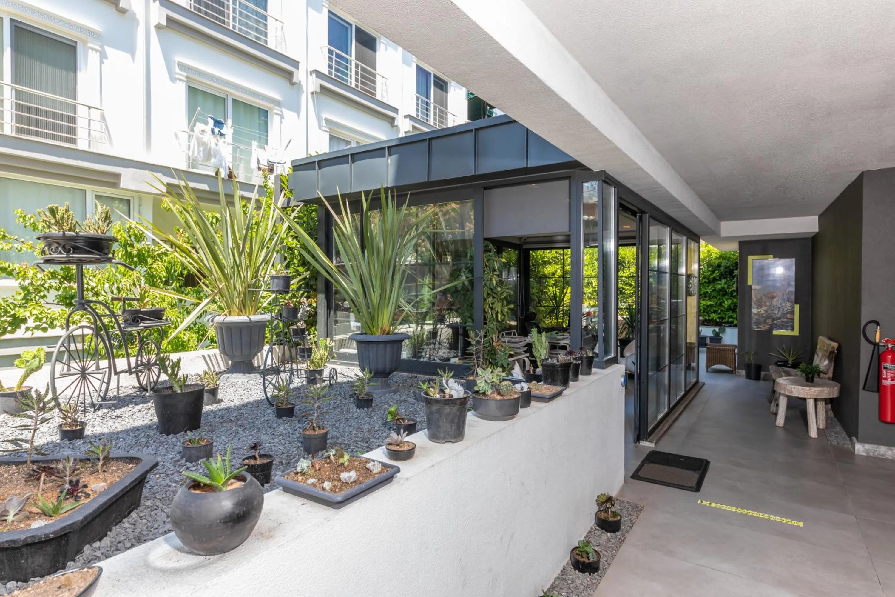 Facade/entrance in Z-Suites