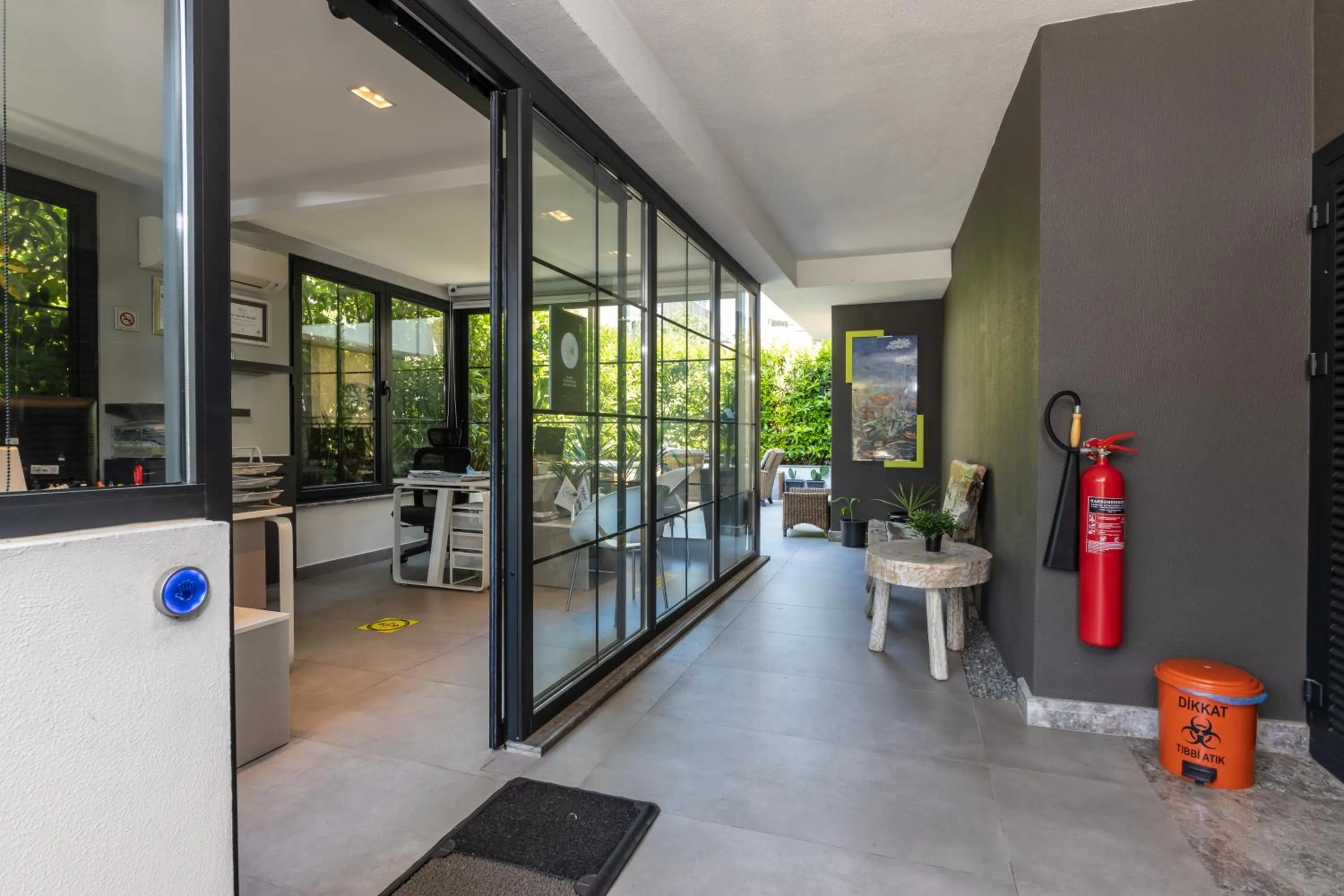 Facade/entrance in Z-Suites