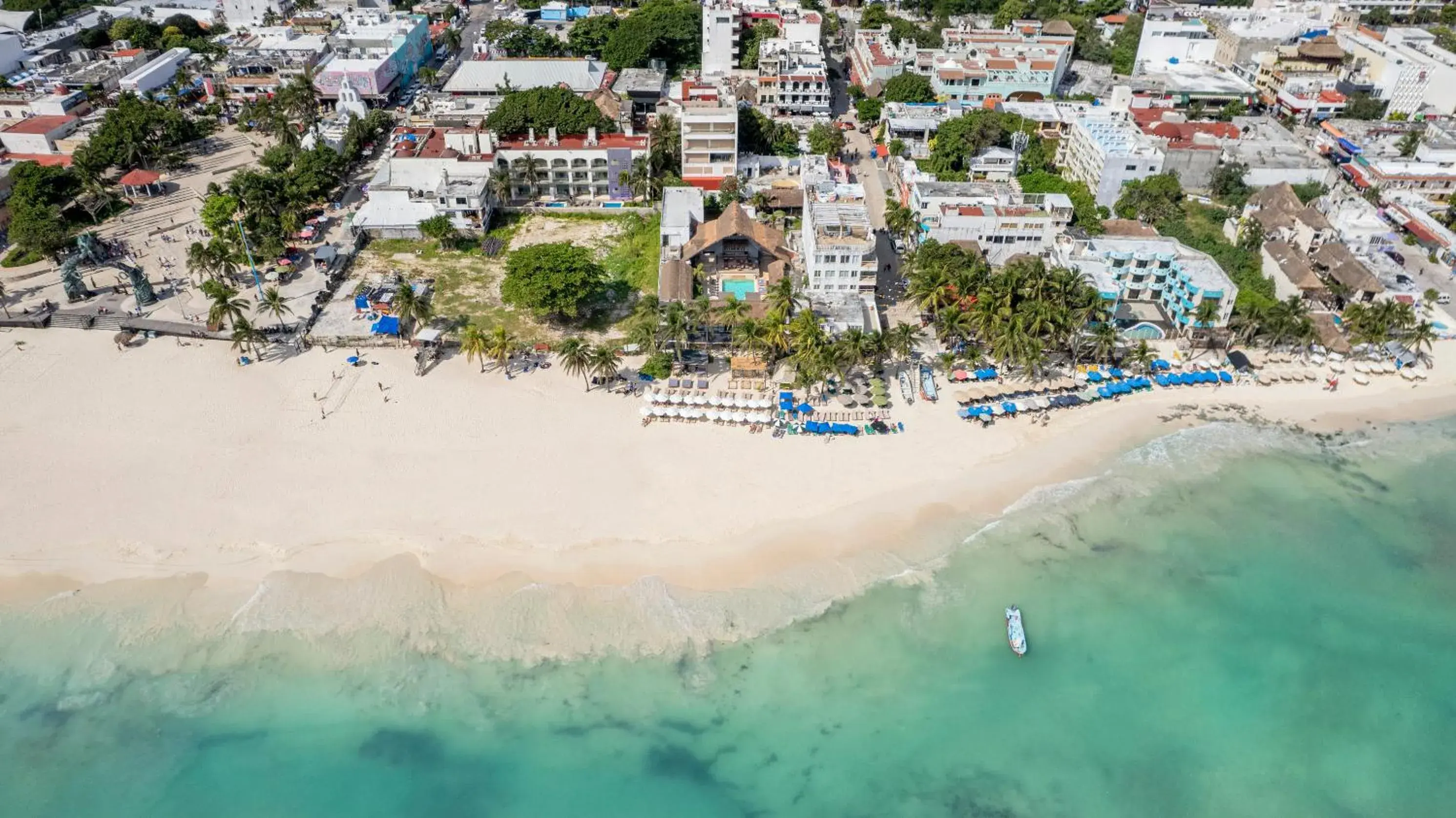 Property building in Areia Playa del Carmen - Beach Front Hotel Property building in Areia Playa del Carmen - Beach Front Hotel