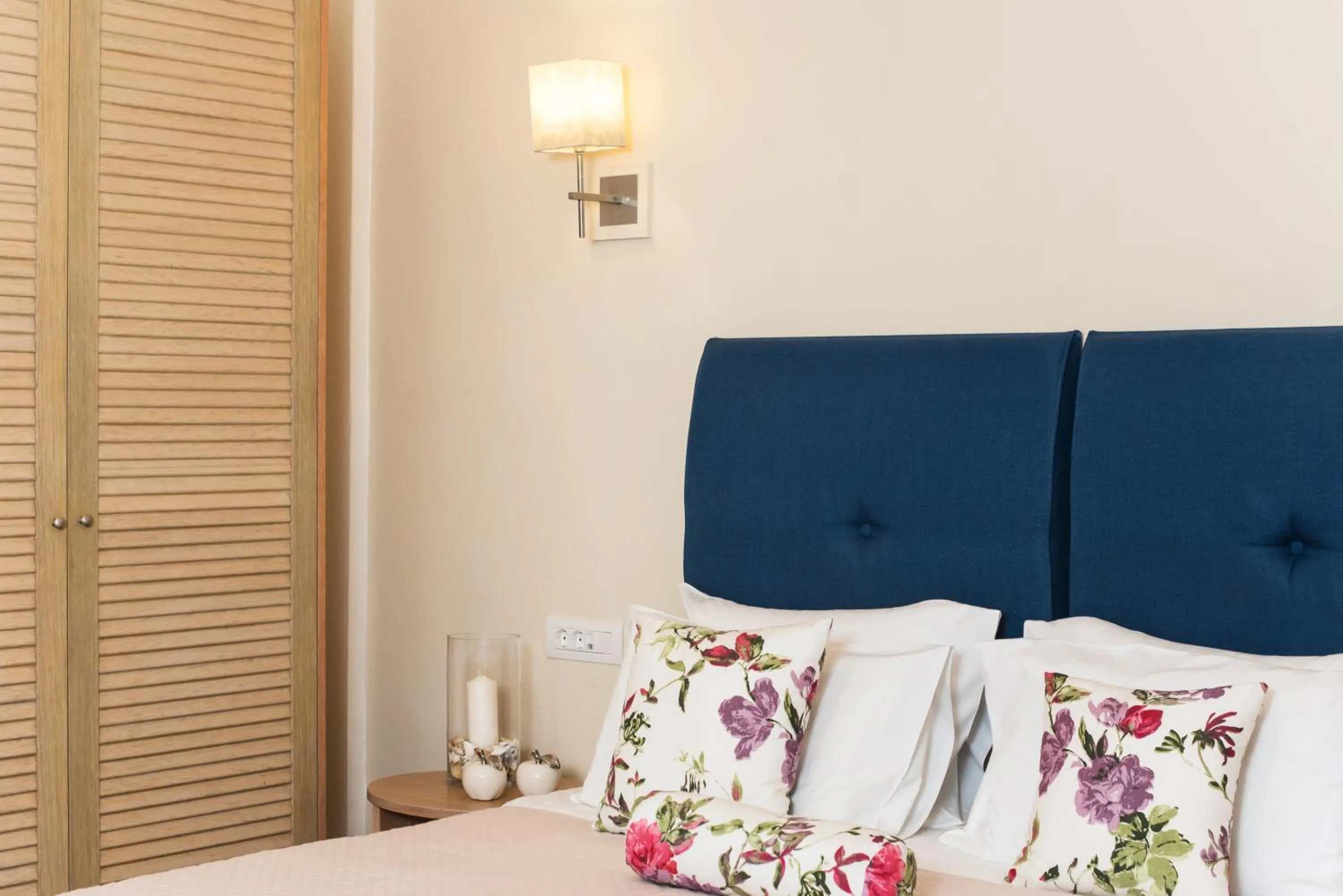 Bedroom, Bed in Mirage Studios