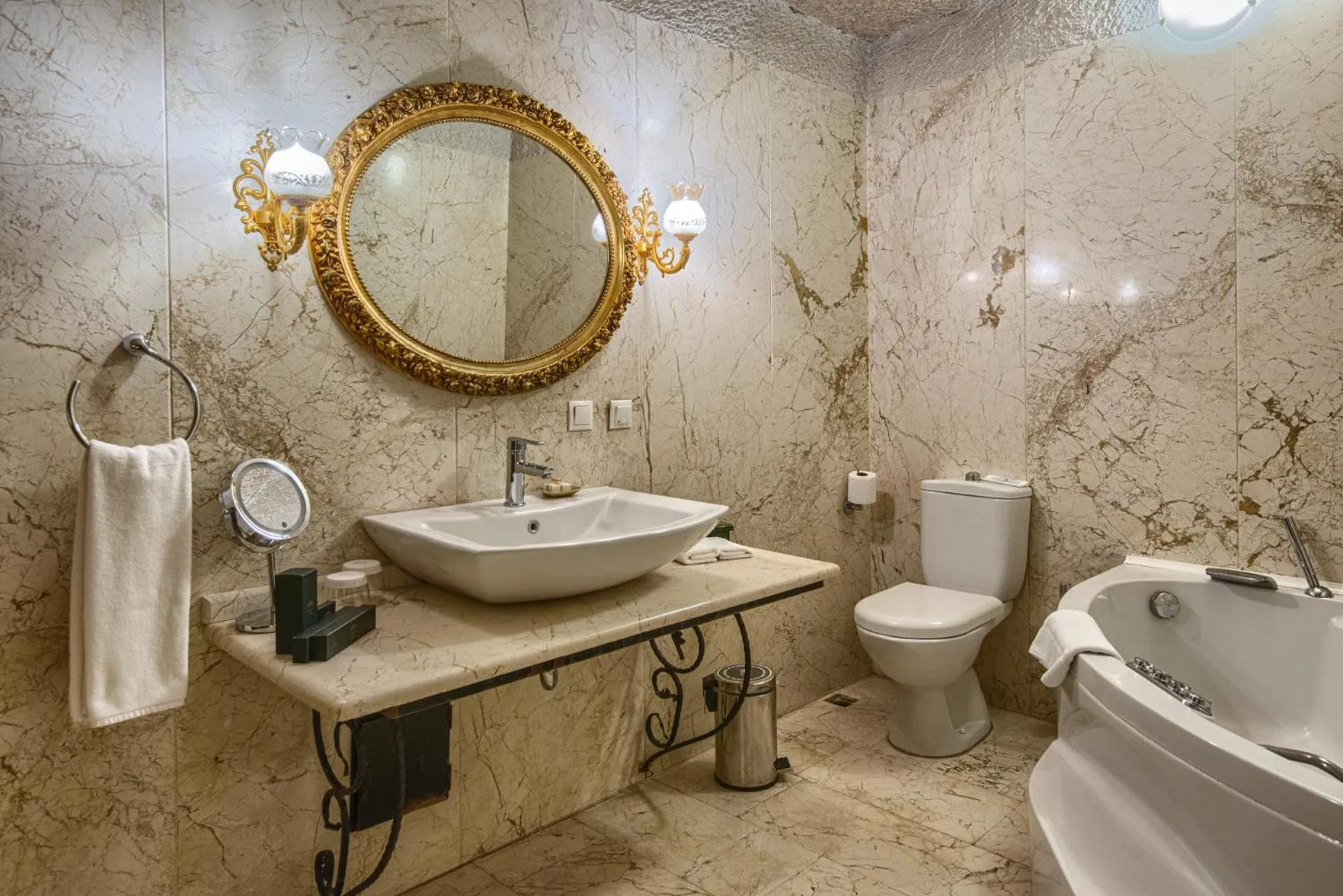 Bathroom in MUSEUM HOTEL - Relais & Châteaux