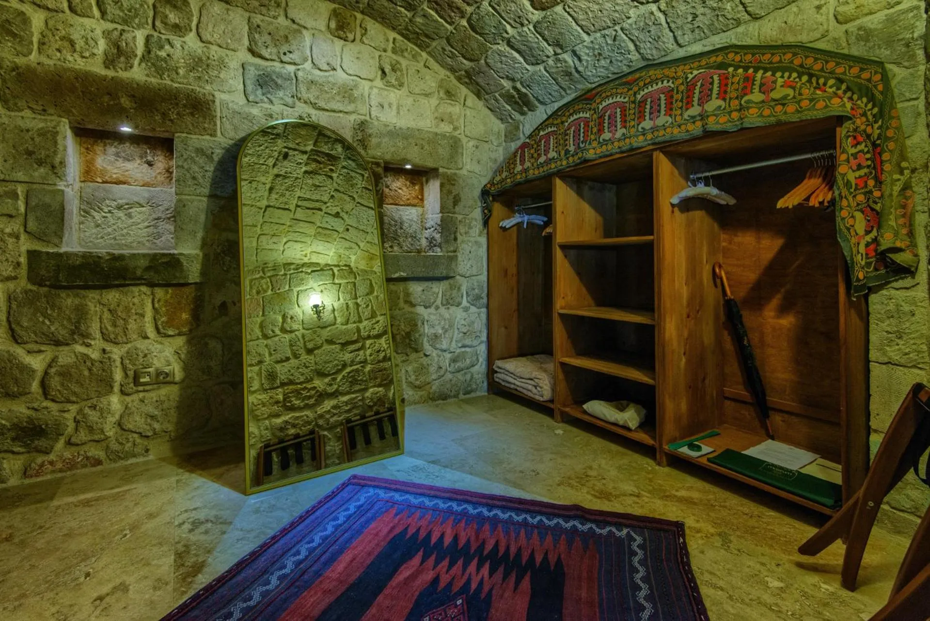 wardrobe in MUSEUM HOTEL - Relais & Châteaux