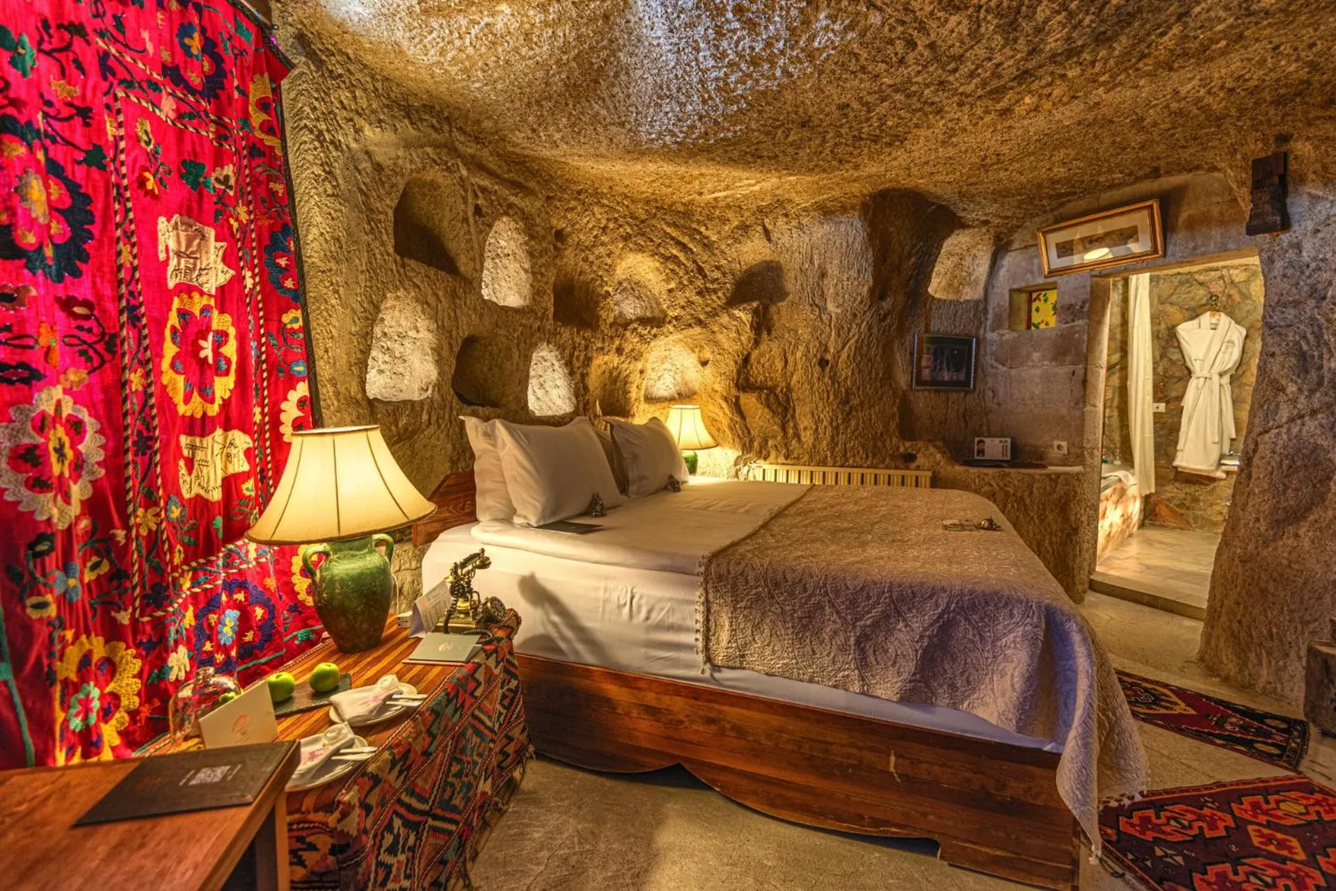 Bedroom, Bed in MUSEUM HOTEL - Relais & Châteaux