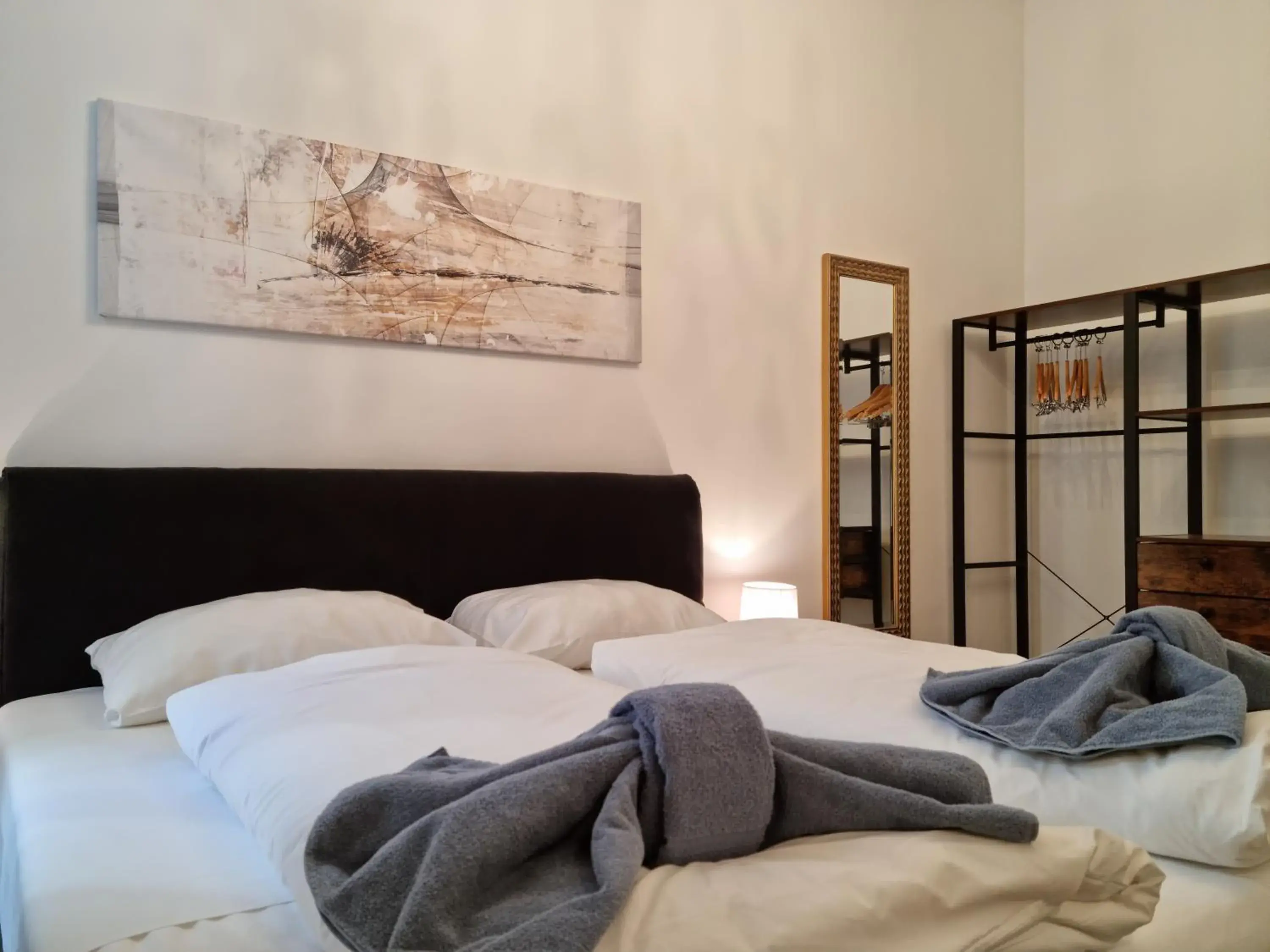 Compact Double Room with Courtyard or Lightshaft View in Pension Mozart - Newly Renovated Compact Double Room with Courtyard or Lightshaft View in Pension Mozart - Newly Renovated