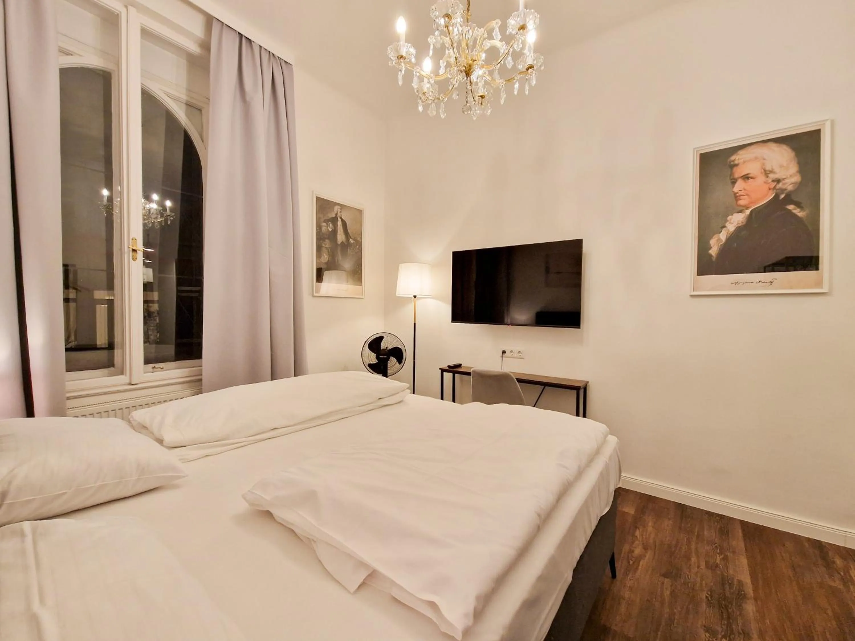 TV and multimedia, Bed in Pension Mozart - Newly Renovated