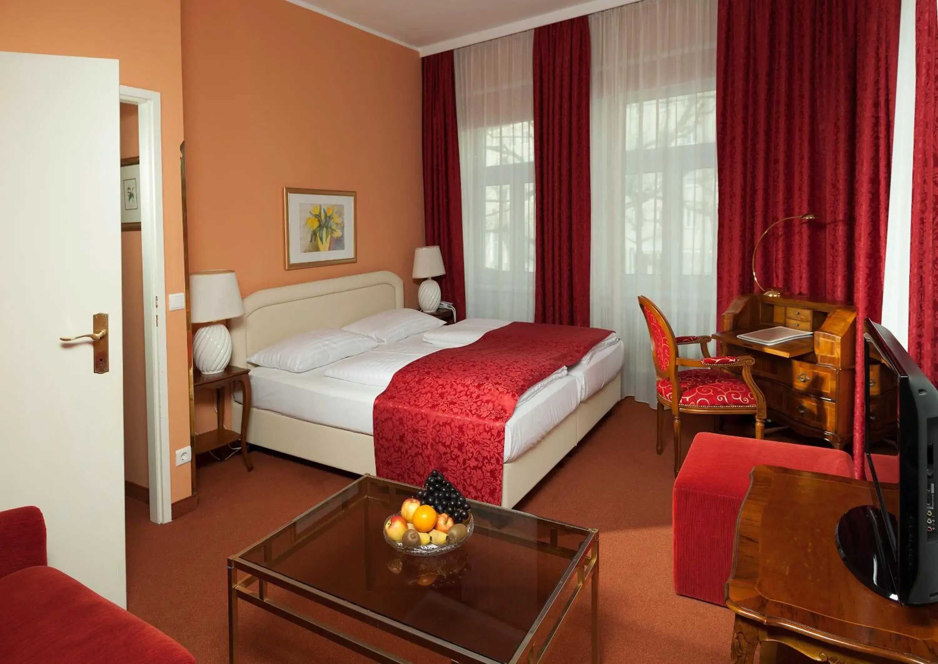 Photo of the whole room, Bed in Hotel Vier Jahreszeiten Salzburg