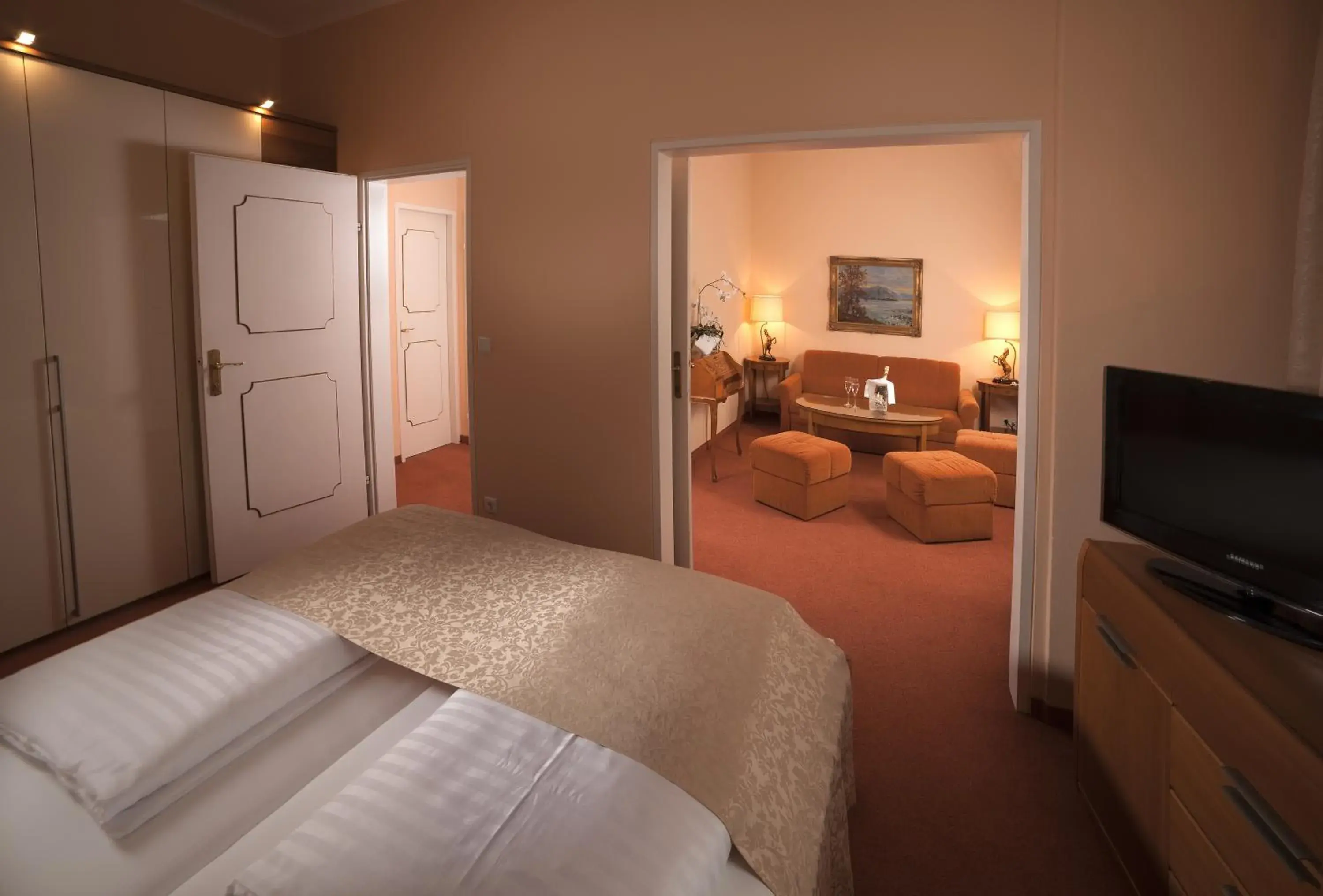Photo of the whole room, Bed in Hotel Vier Jahreszeiten Salzburg