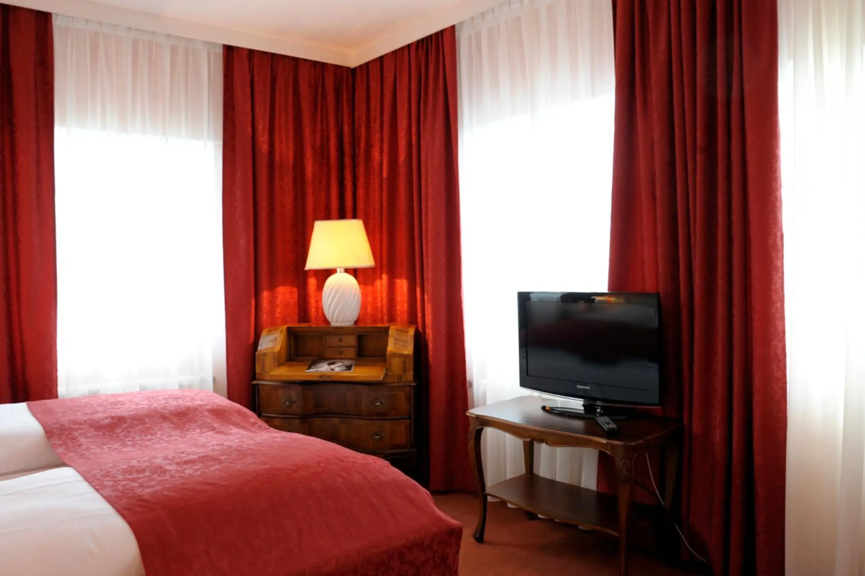 Bed, TV/Entertainment Center in Hotel Vier Jahreszeiten Salzburg