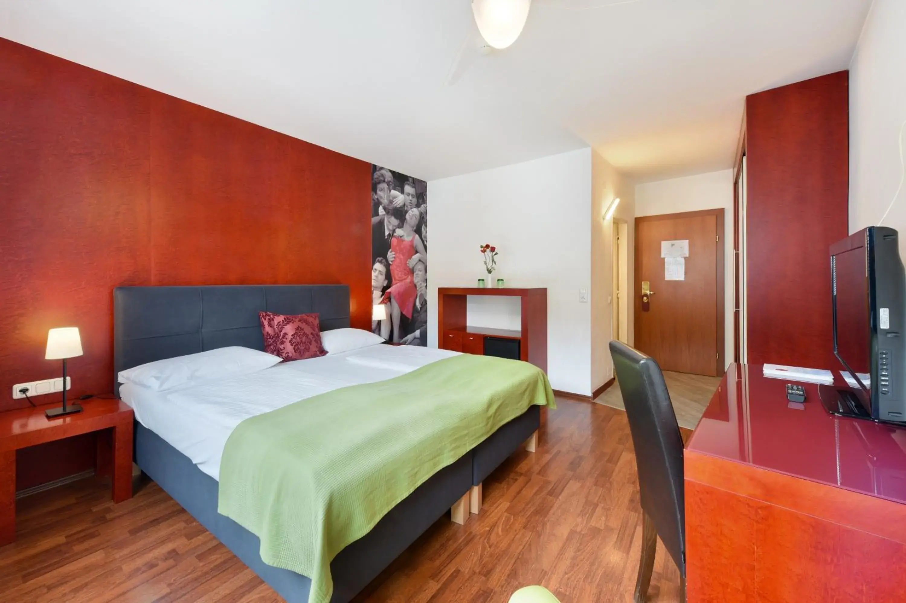 Photo of the whole room, Bed in Am Neutor Hotel Salzburg Zentrum Photo of the whole room, Bed in Am Neutor Hotel Salzburg Zentrum