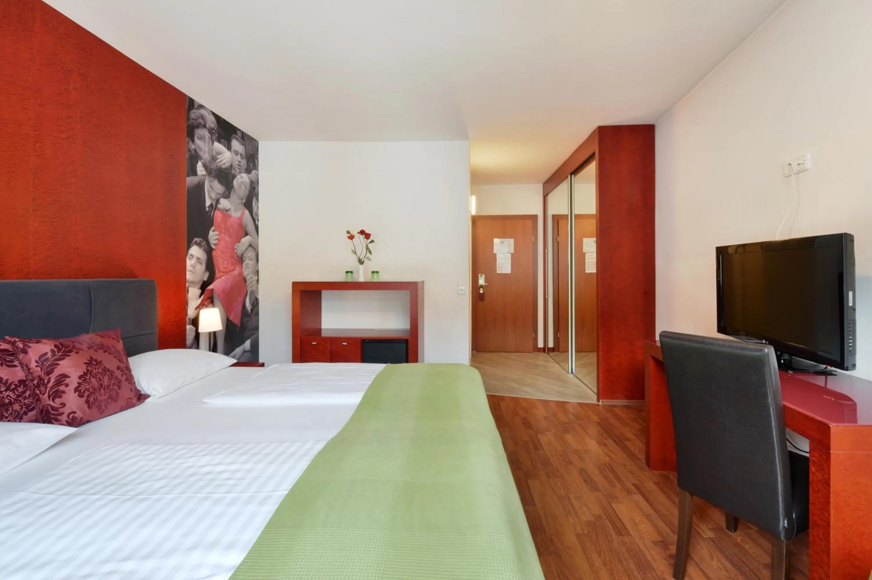 Photo of the whole room, Bed in Am Neutor Hotel Salzburg Zentrum