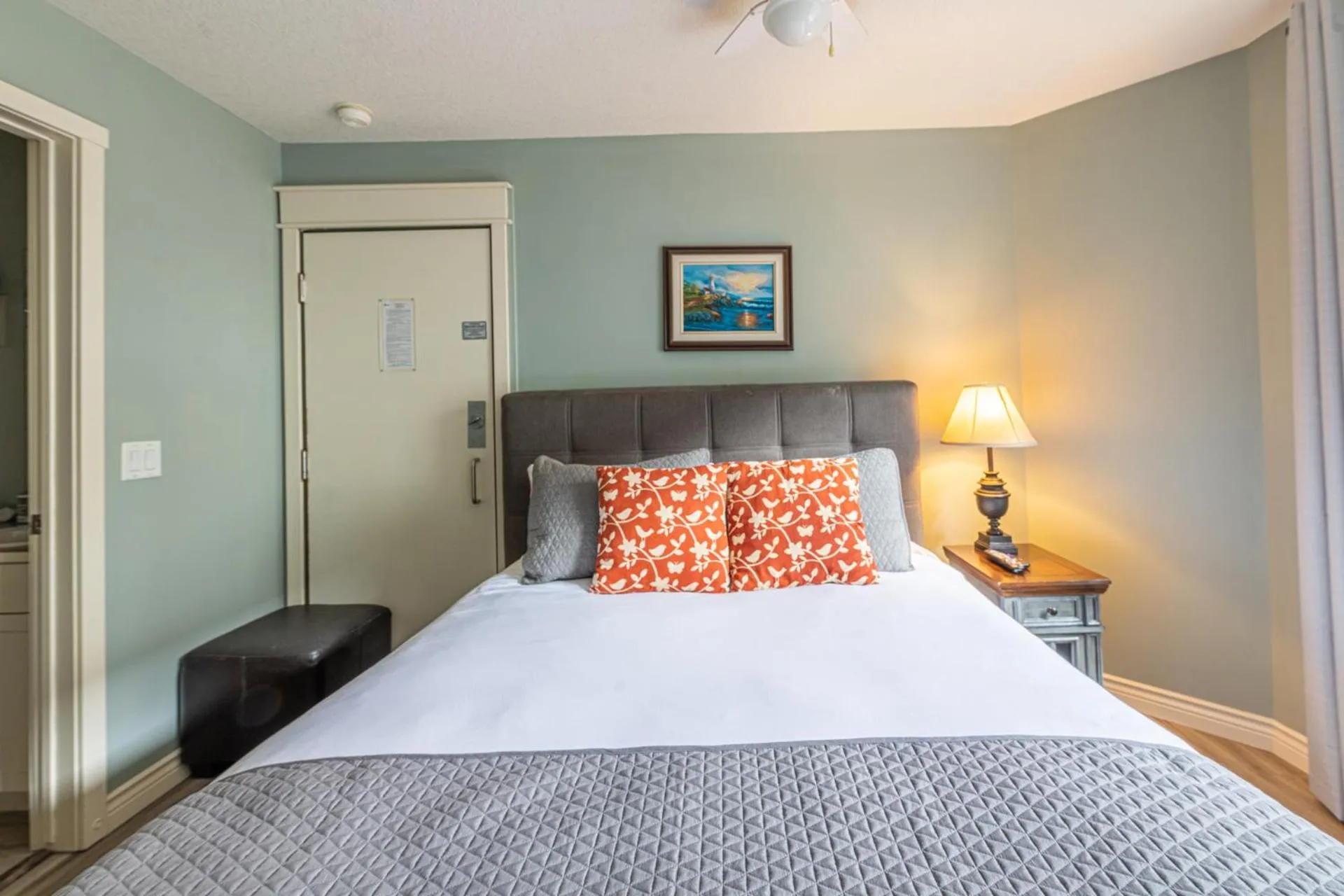 Double Room in Windtower Lodge - Canmore