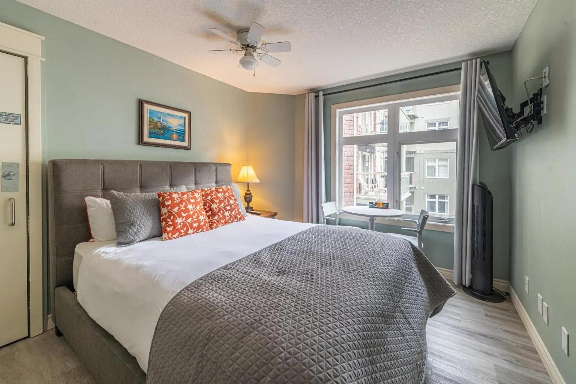 Double Room in Windtower Lodge - Canmore Double Room in Windtower Lodge - Canmore