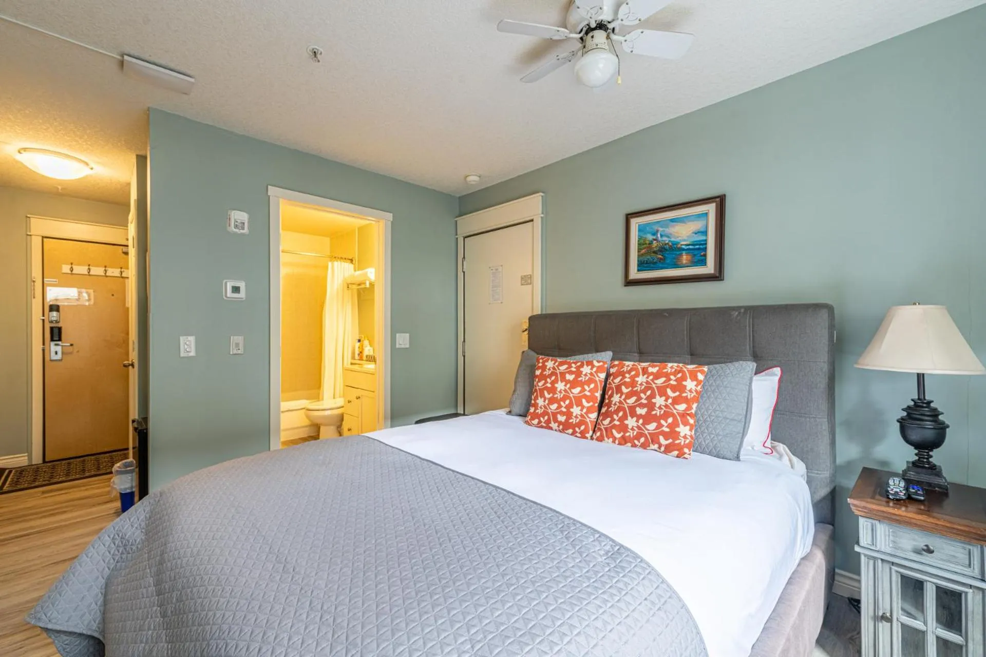 Double Room in Windtower Lodge - Canmore