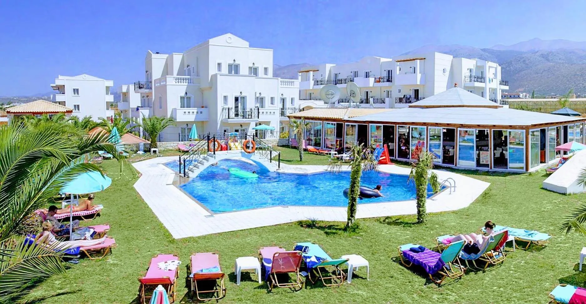 Swimming pool in Yiannis Manos Hotel Resort