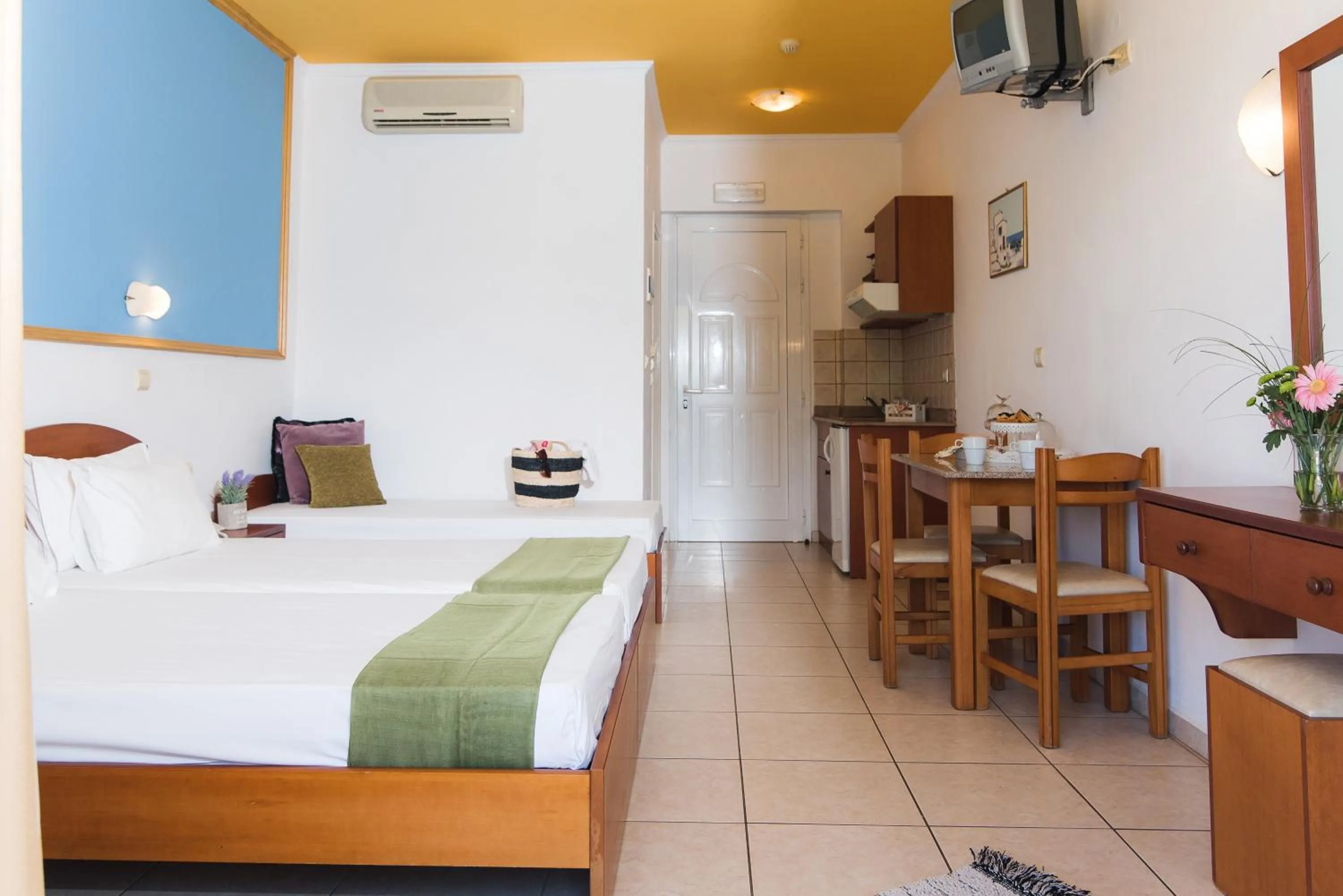 Seating area, Bed in Yiannis Manos Hotel Resort