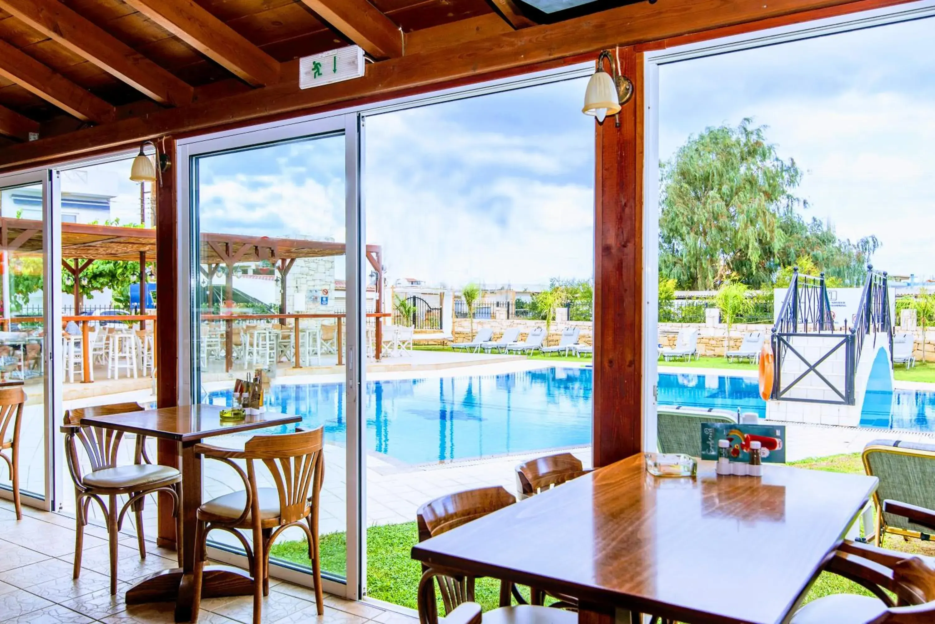 Restaurant/places to eat in Yiannis Manos Hotel Resort Restaurant/places to eat in Yiannis Manos Hotel Resort