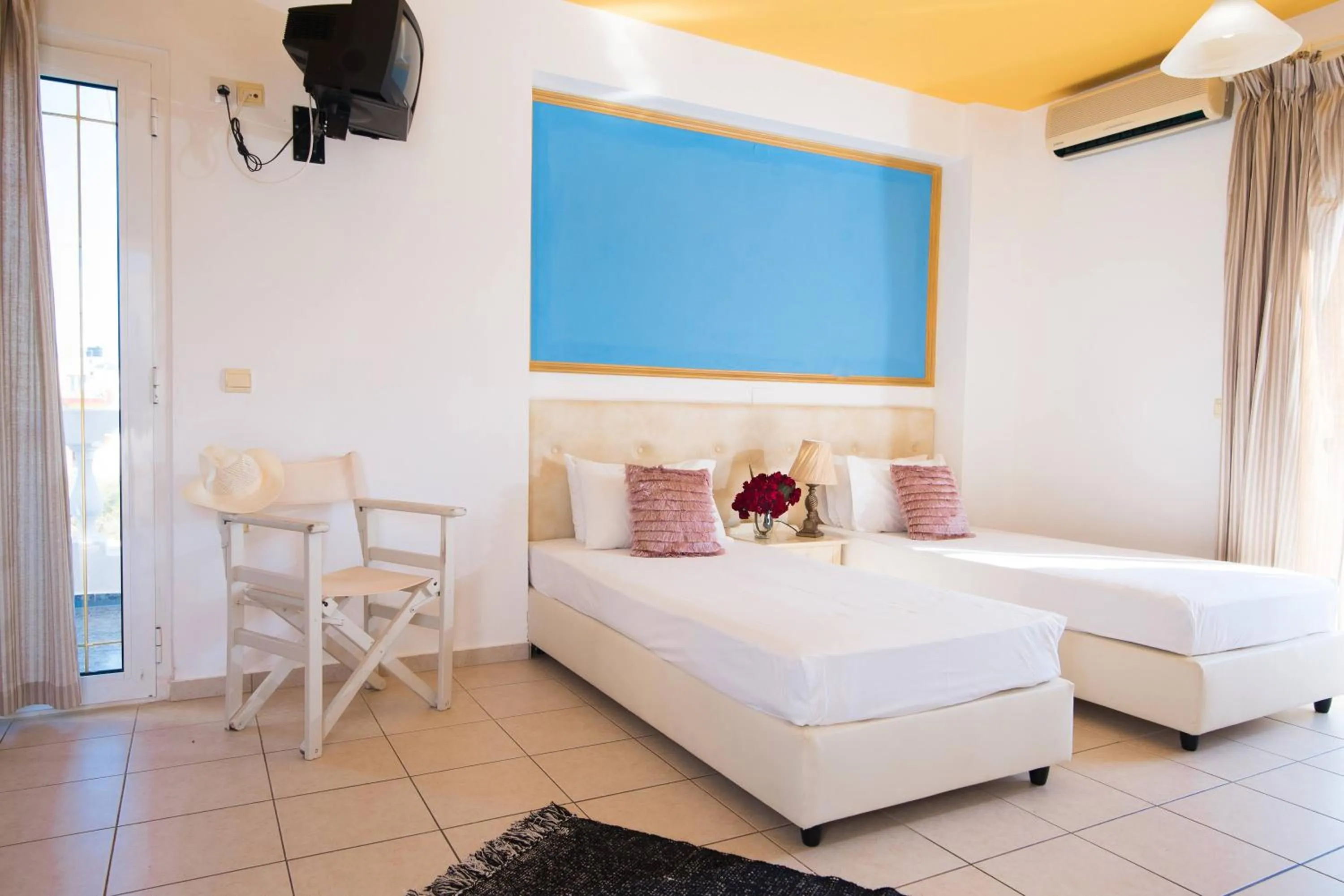 Bedroom, Bed in Yiannis Manos Hotel Resort