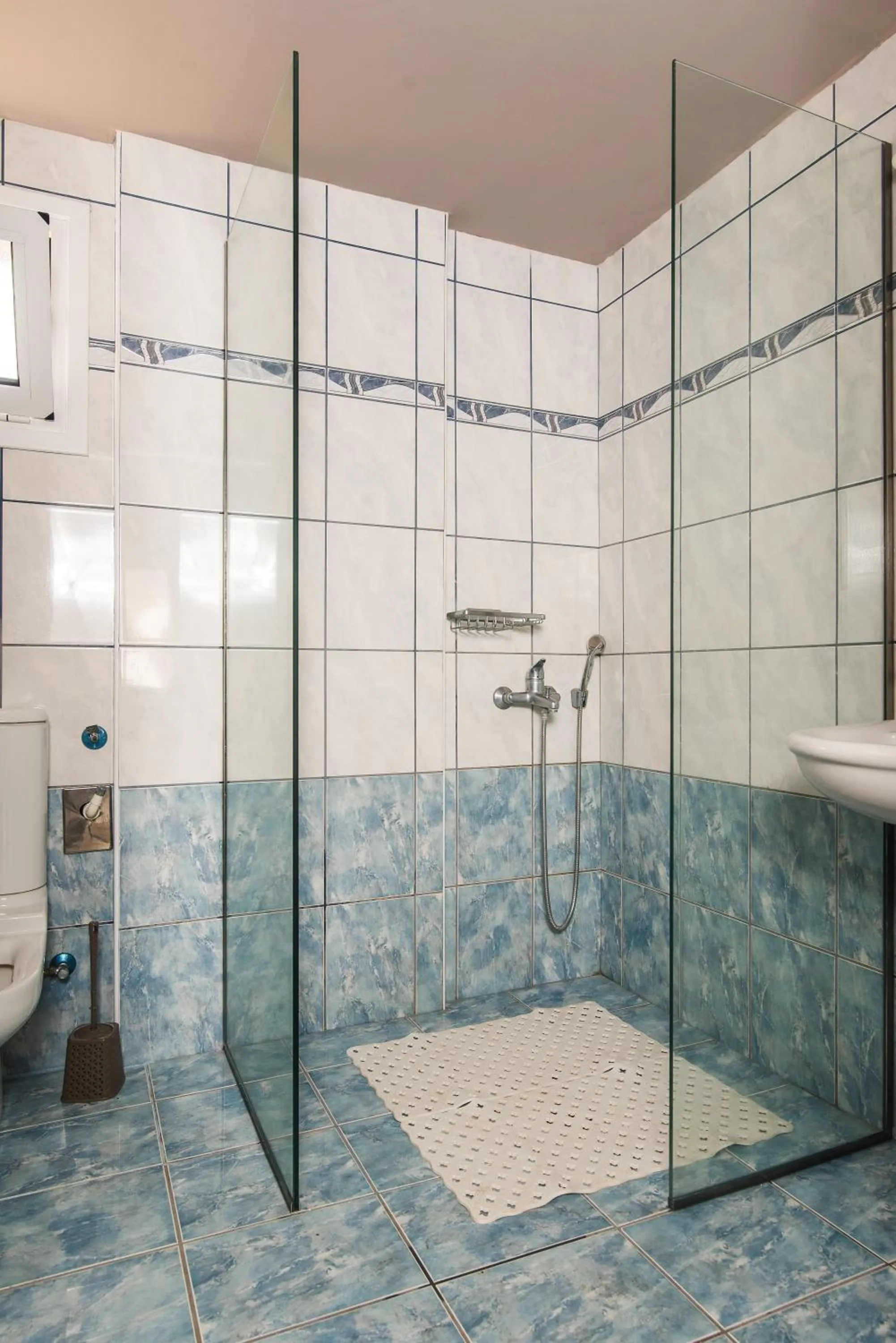 Bathroom in Yiannis Manos Hotel Resort