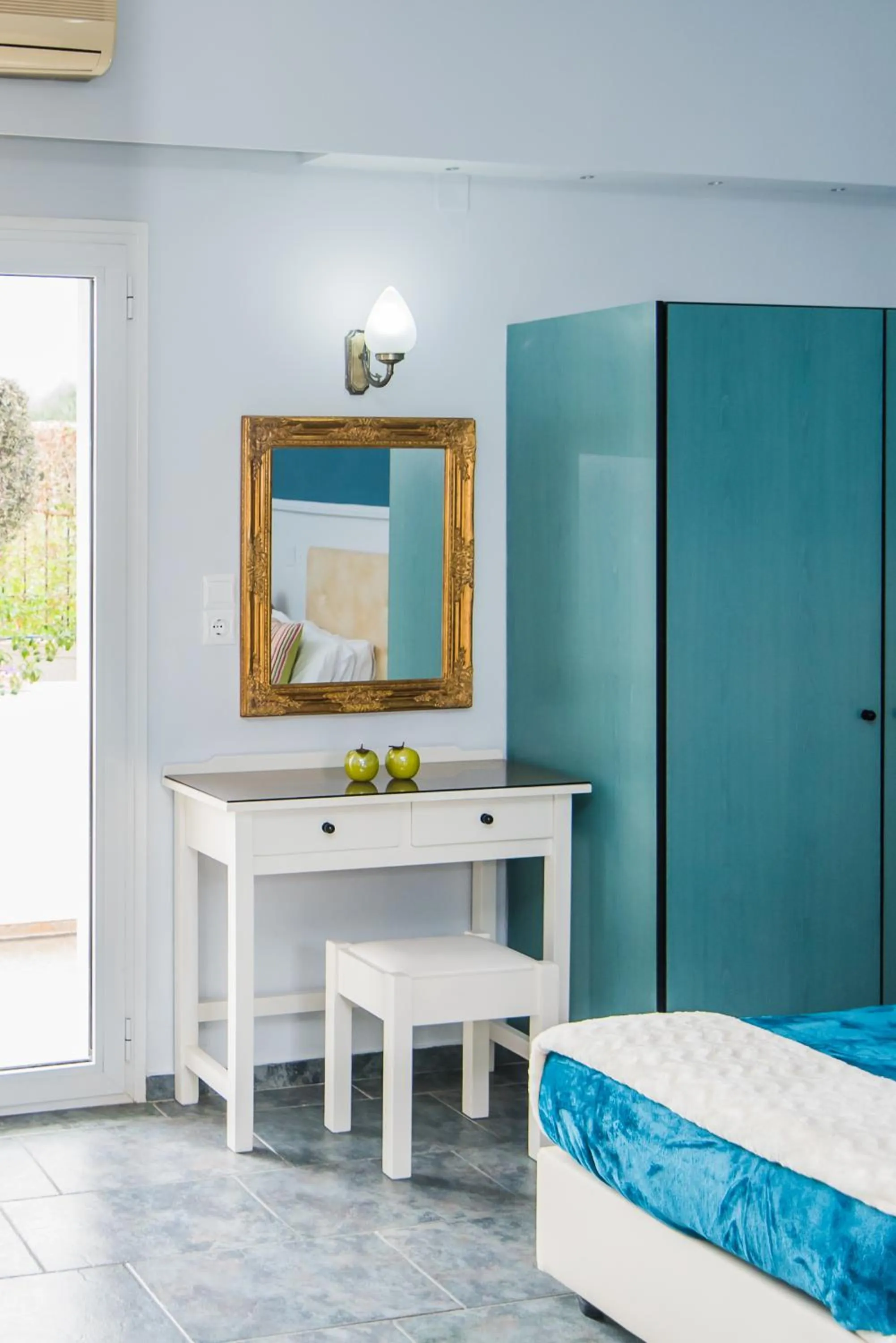 Bedroom, Bed in Yiannis Manos Hotel Resort